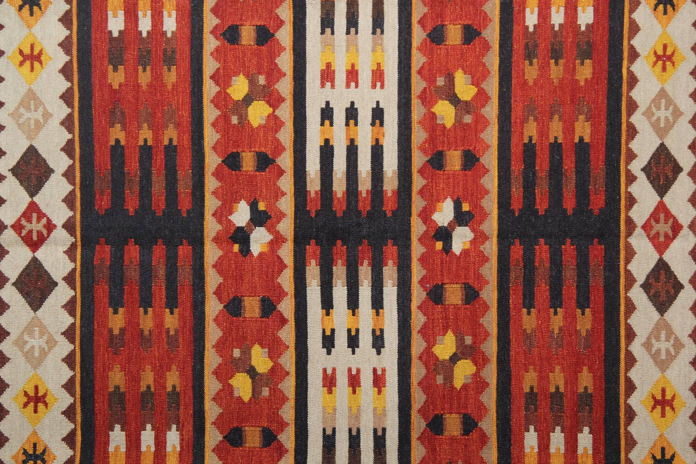 Indien Tapis traditionnel Kilim rayé géométrique en laine marron rouille Kilim en vente
