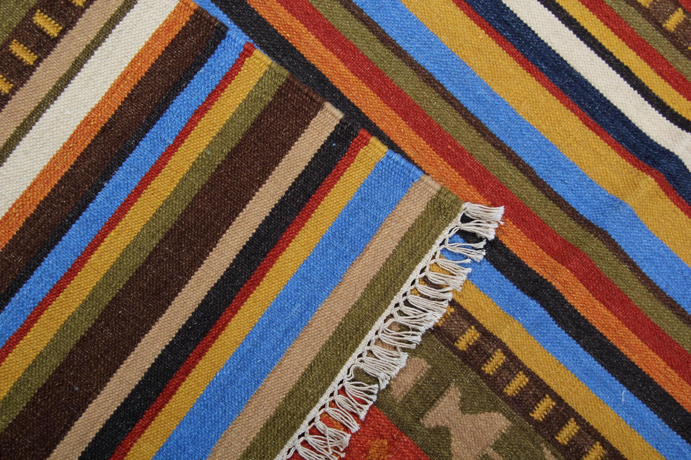 Indien Tapis Kilim moderne à rayures, tapis géométrique fait à la main Tapis Kilim en vente