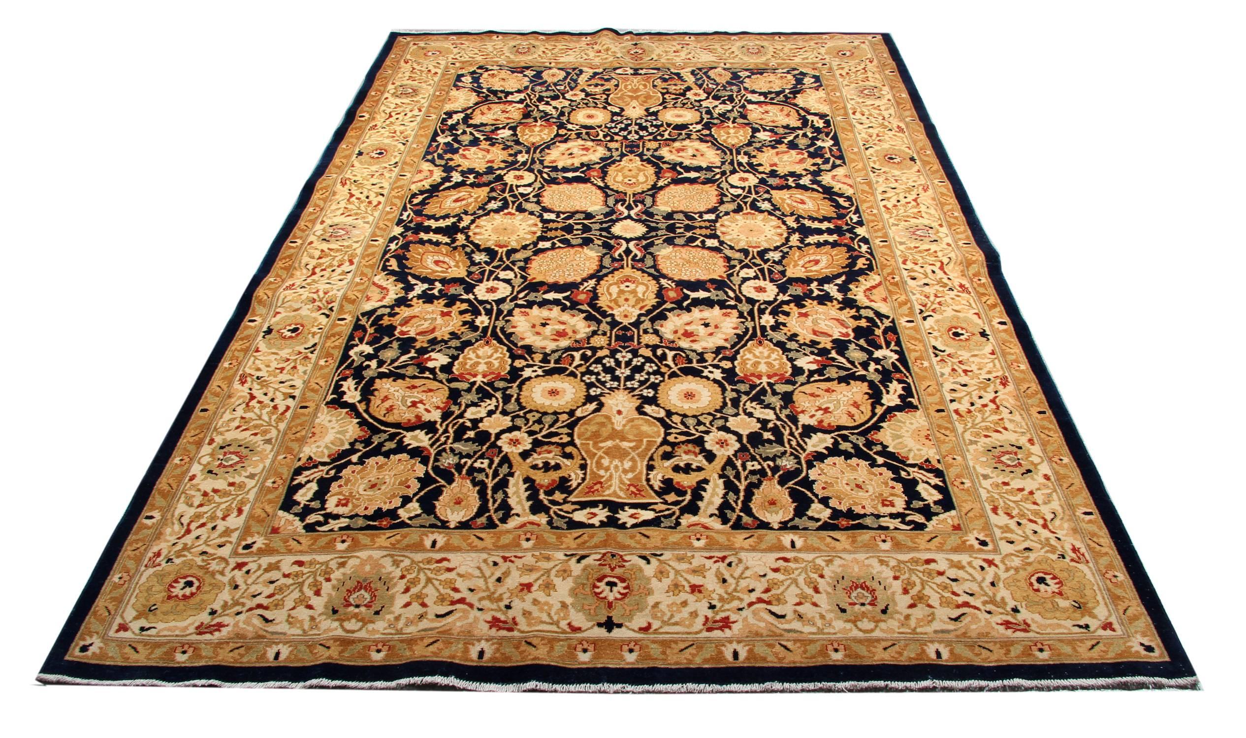 Ce tapis oriental doré fait main est un tapis tissé Sultanabad de style Ziegler, fabriqué sur nos métiers par nos maîtres tisserands en Afghanistan. Ce tapis à motifs floraux fait partie de nos tapis de luxe fabriqués sur nos propres métiers à