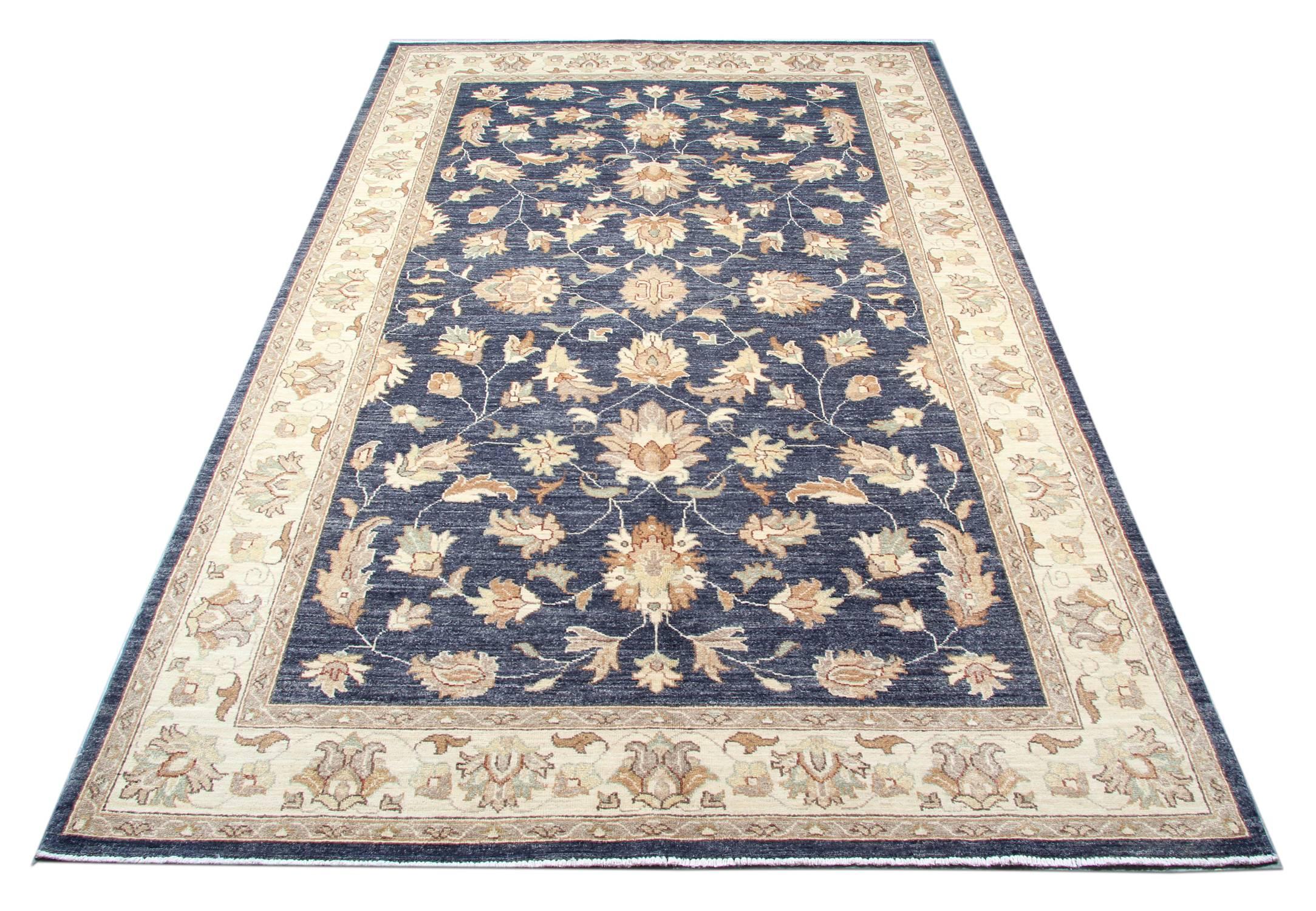 Esta alfombra azul hecha a mano con un magnífico borde de marfil es una alfombra tejida Ziegler Sultanabad hecha en nuestros telares por nuestros maestros tejedores en Afganistán. Estas alfombras hechas a mano se tejen con tintes vegetales