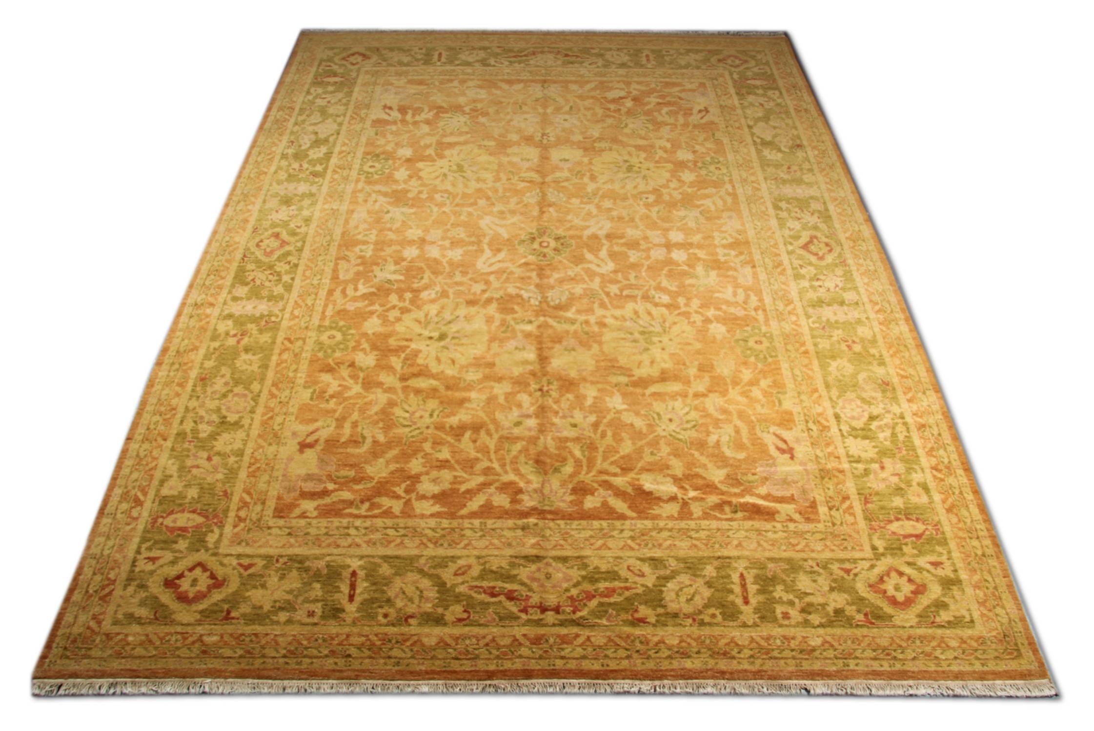 Fiel al estilo de muchas impresionantes alfombras indias Agra de gran tamaño, esta obra maestra de las alfombras orientales, que presenta un diseño de alfombras antiguas. La alfombra floral combina colores vibrantes con motivos florales que fluyen