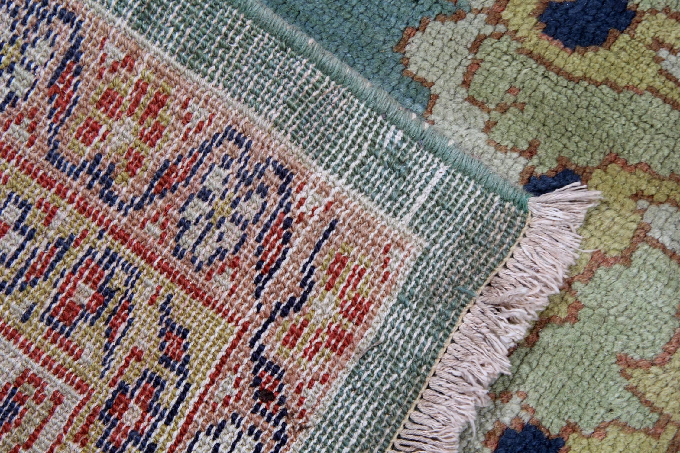 Antique Rugs, Persian Rugs, Persian Carpet, Ziegler Mahal Carpet from Sultanabad In Excellent Condition In Hampshire, GB