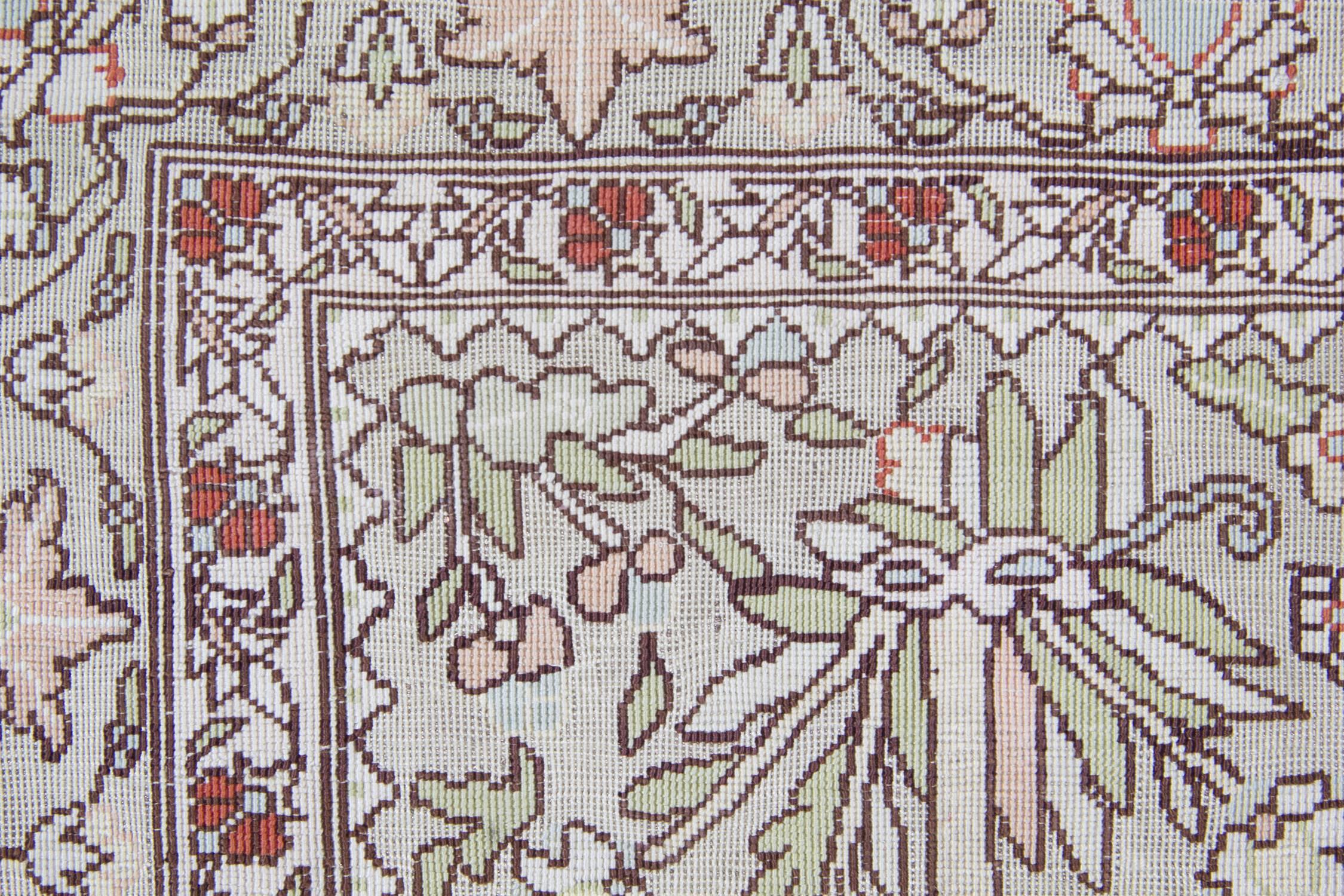 Hierke Handgefertigter Teppich aus reiner Seide, Metallic Pictorial Turkish Teppiche (Tabriz) im Angebot