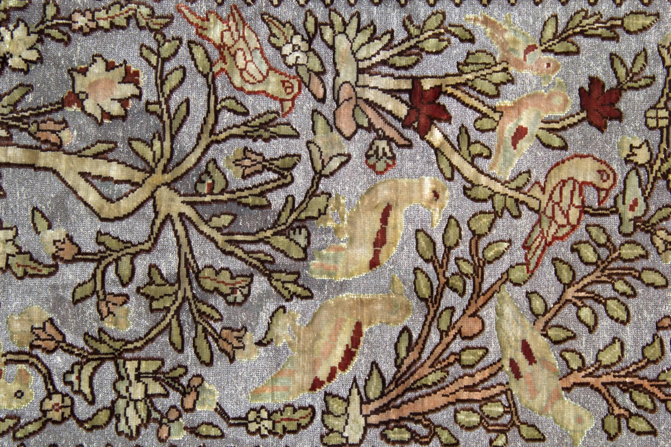 Tabriz Tapis en pure soie, tapis turcs picturaux métalliques, tapis Hereke faits main en vente