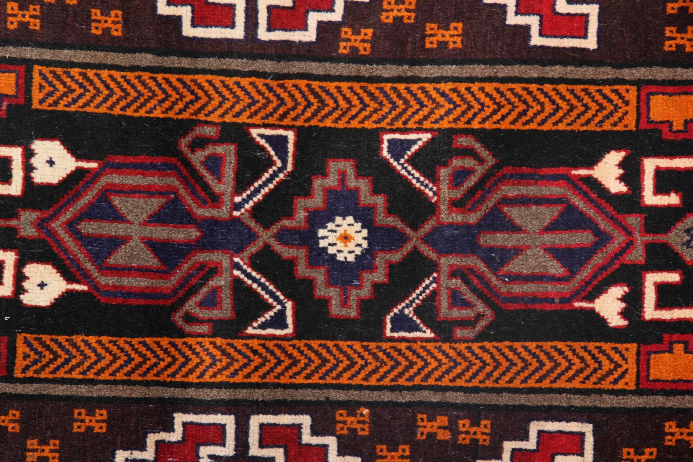 Handgefertigter orientalischer Teppich, traditioneller rustikaler Teppich, Stammeskunst (Handgeknüpft) im Angebot