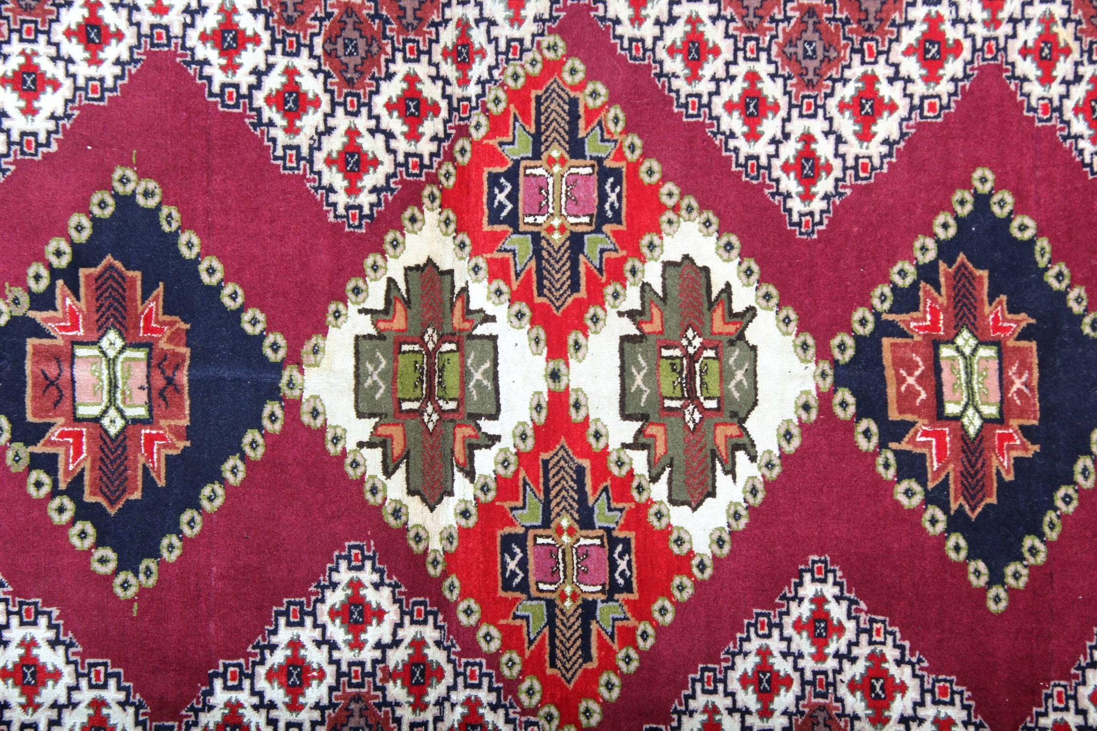 Handgefertigter geometrischer Teppich in Rot-Blau, Vintage, orientalischer Wollteppich, zum Verkauf (Land) im Angebot