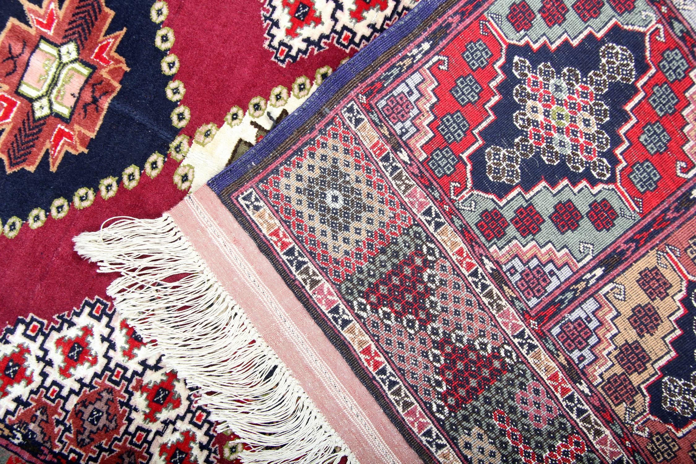 Handgefertigter geometrischer Teppich in Rot-Blau, Vintage, orientalischer Wollteppich, zum Verkauf (Afghanisch) im Angebot