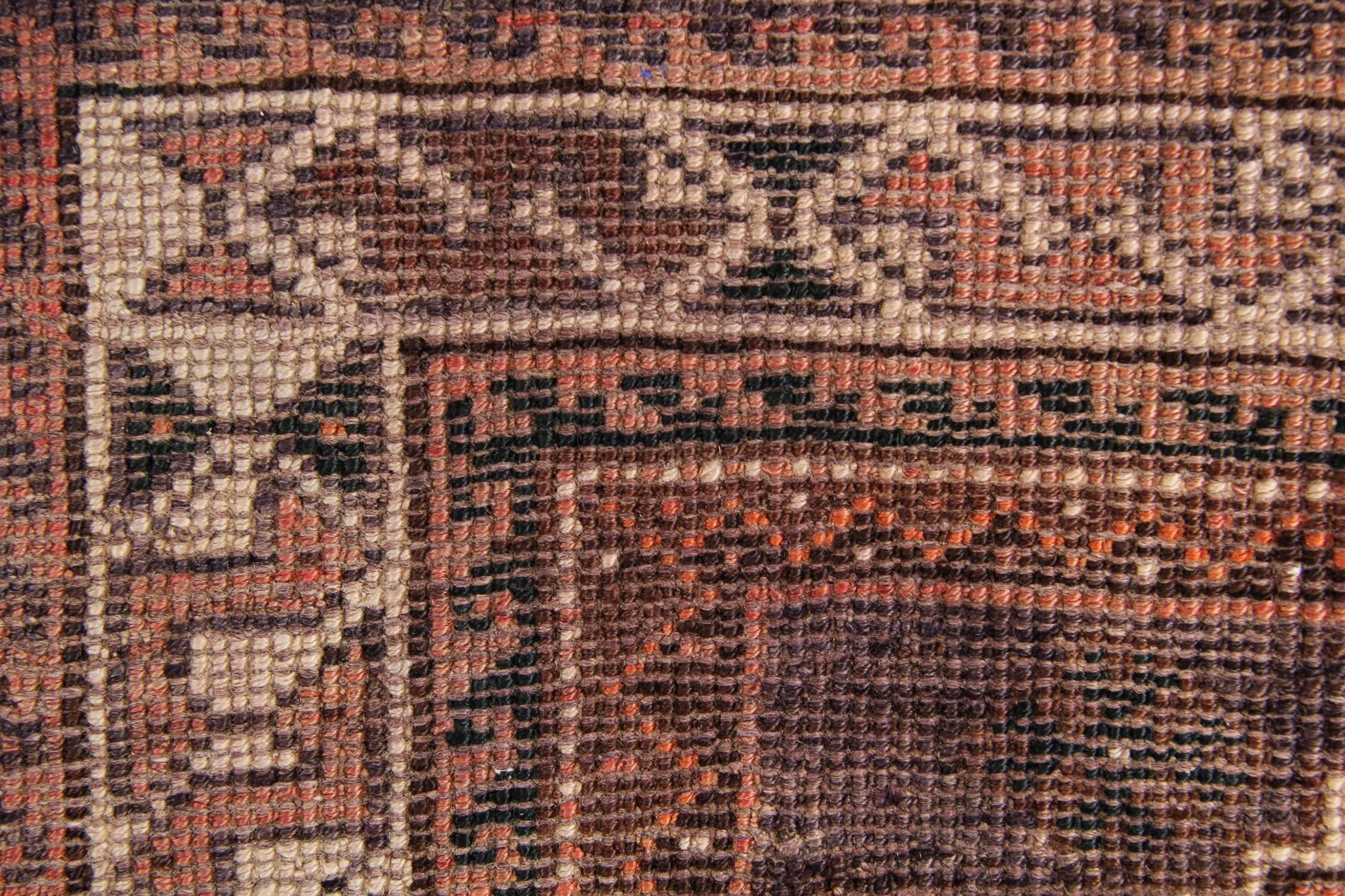 L'orange et le bleu constituent les couleurs principales de ce beau tapis en laine fabriqué à la main dans les années 1950. Le motif central présente un riche champ orange décoré d'un fantastique motif géométrique en médaillon et un motif