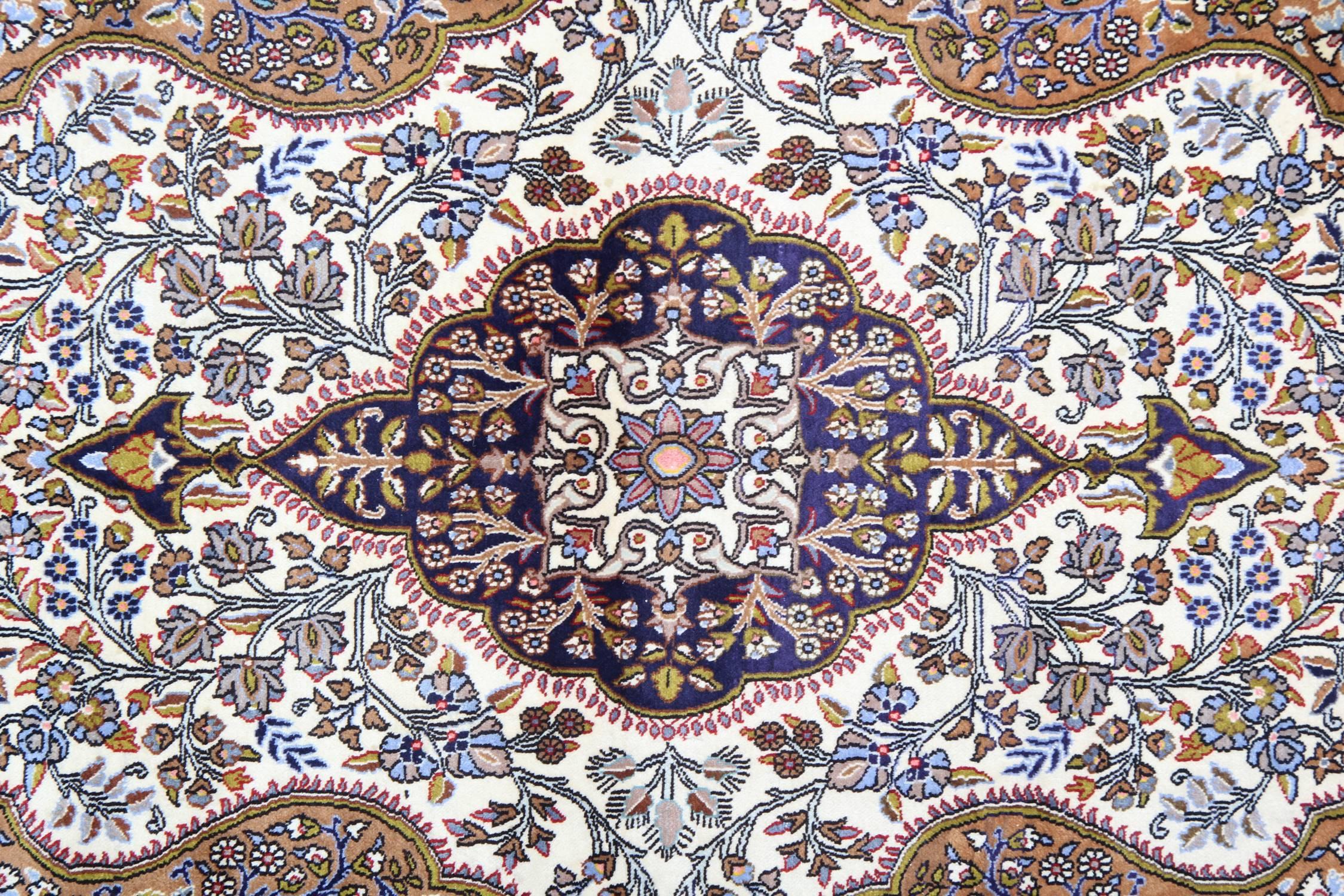 Orientalischer Teppich in Elfenbein, handgefertigter Teppich mit floralem Medaillon, Wohnzimmerteppiche im Angebot (Kirman) im Angebot