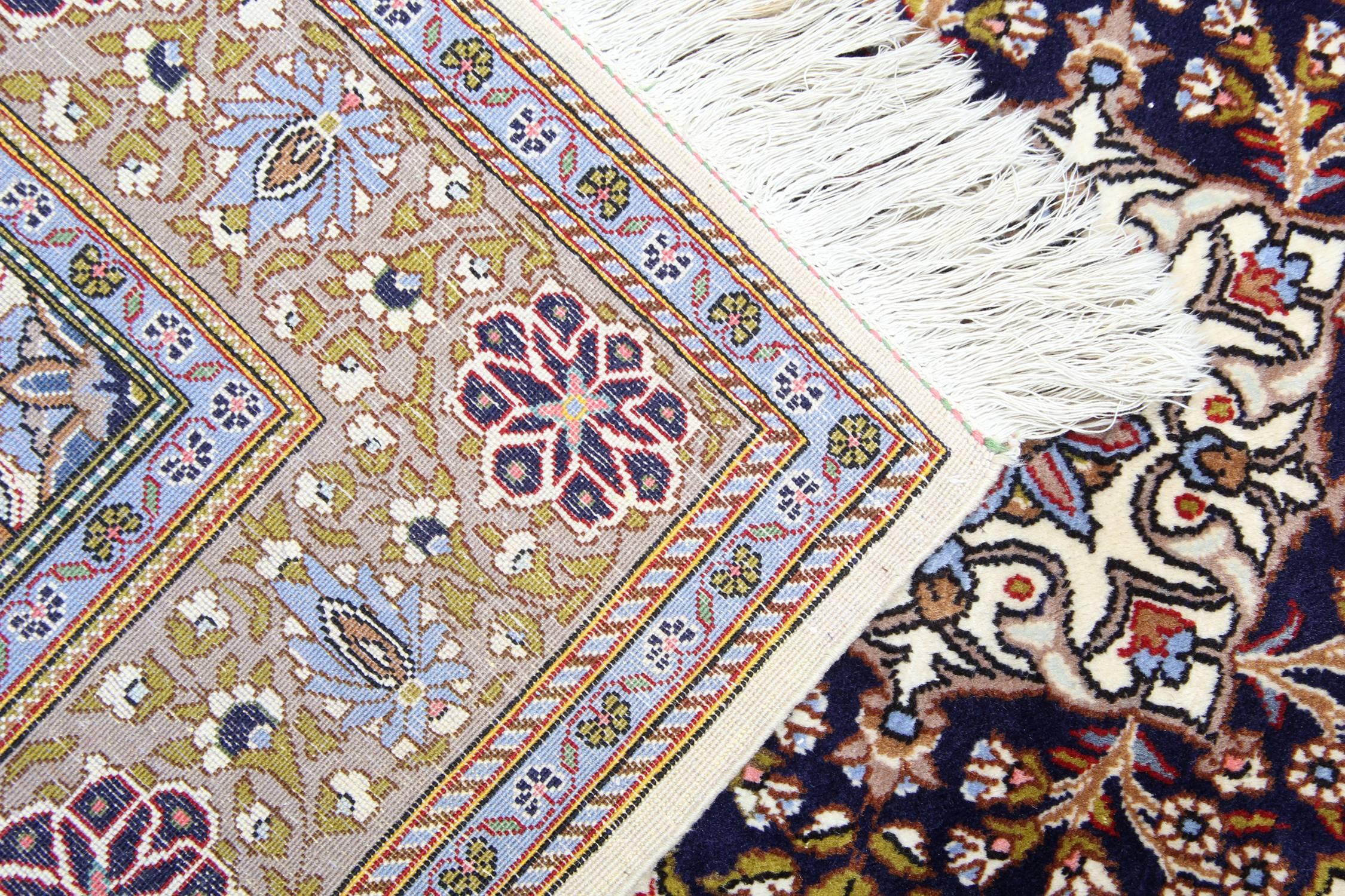 Orientalischer Teppich in Elfenbein, handgefertigter Teppich mit floralem Medaillon, Wohnzimmerteppiche im Angebot (Afghanisch) im Angebot