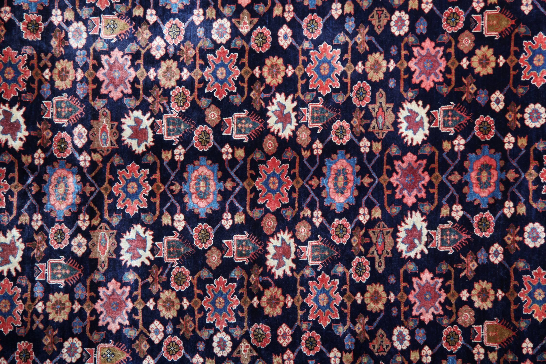 Handgefertigter orientalischer Teppich aus Wolle, roter geblümter traditioneller Wohnzimmerteppich (Land) im Angebot