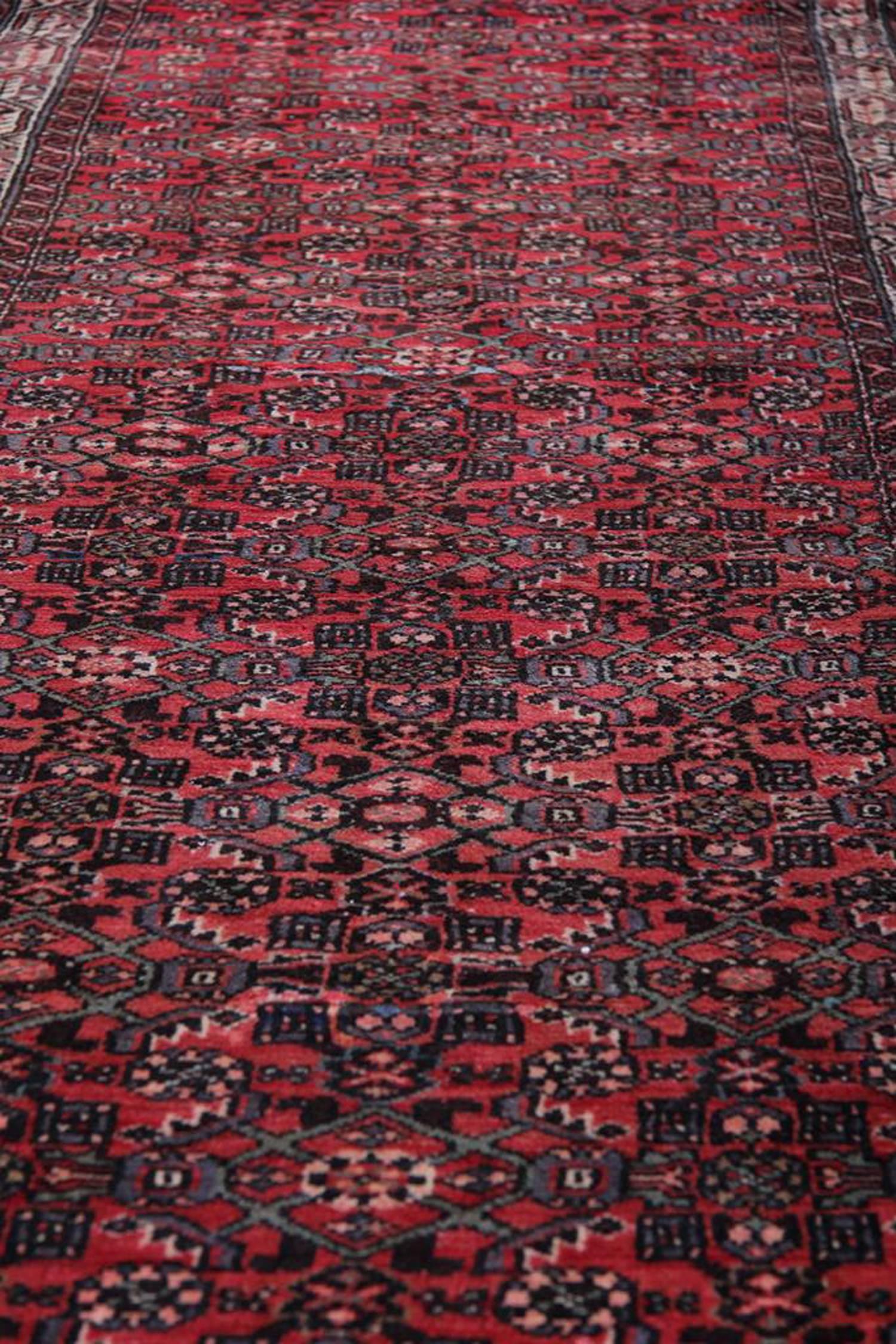 Handgefertigter roter Vintage-Läufer aus orientalischer Wolle- Teppich408x110cm (Stammeskunst) im Angebot