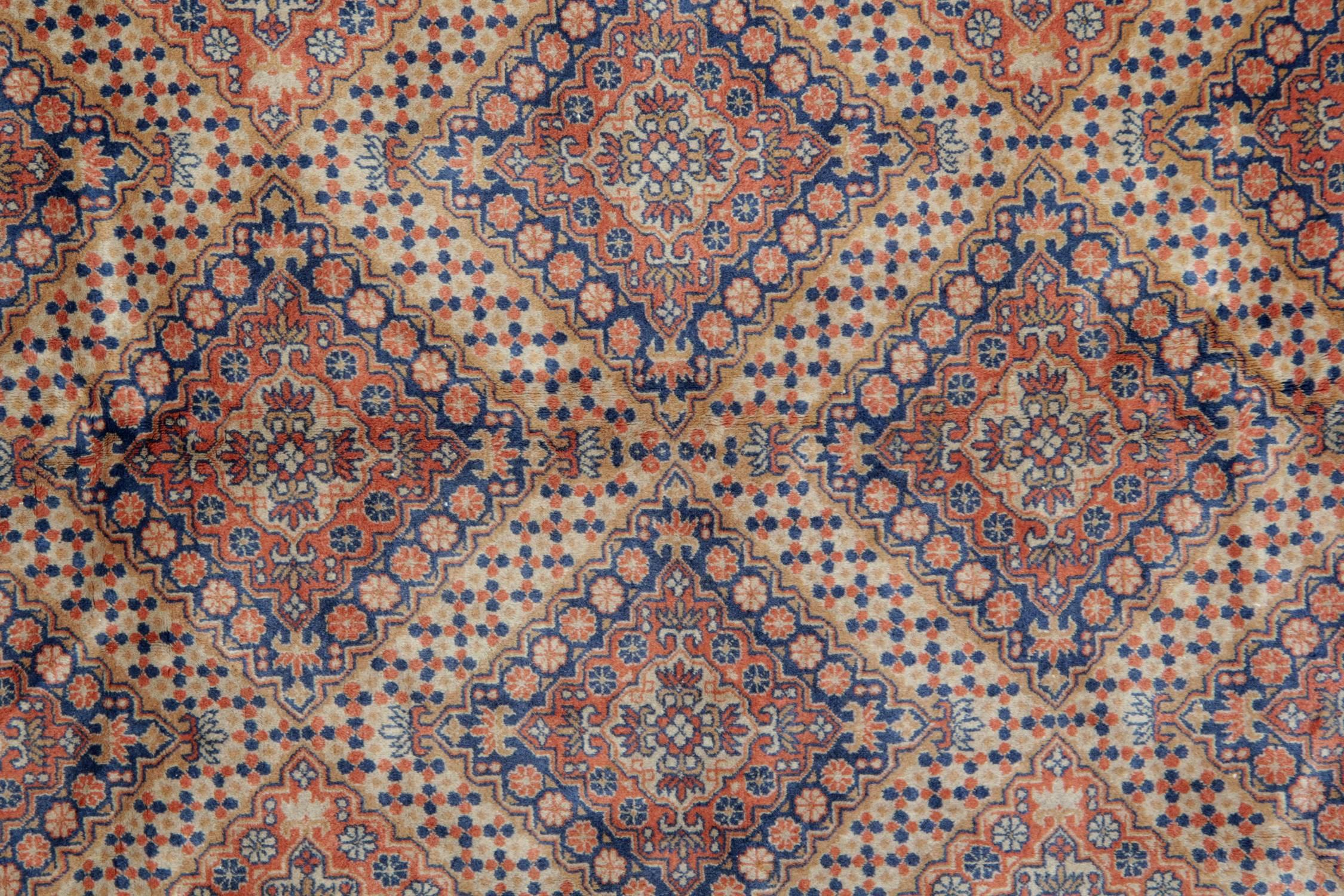 Anglo-indien Tapis géométriques au design traditionnel, tapis ancien marron d'Inde  en vente