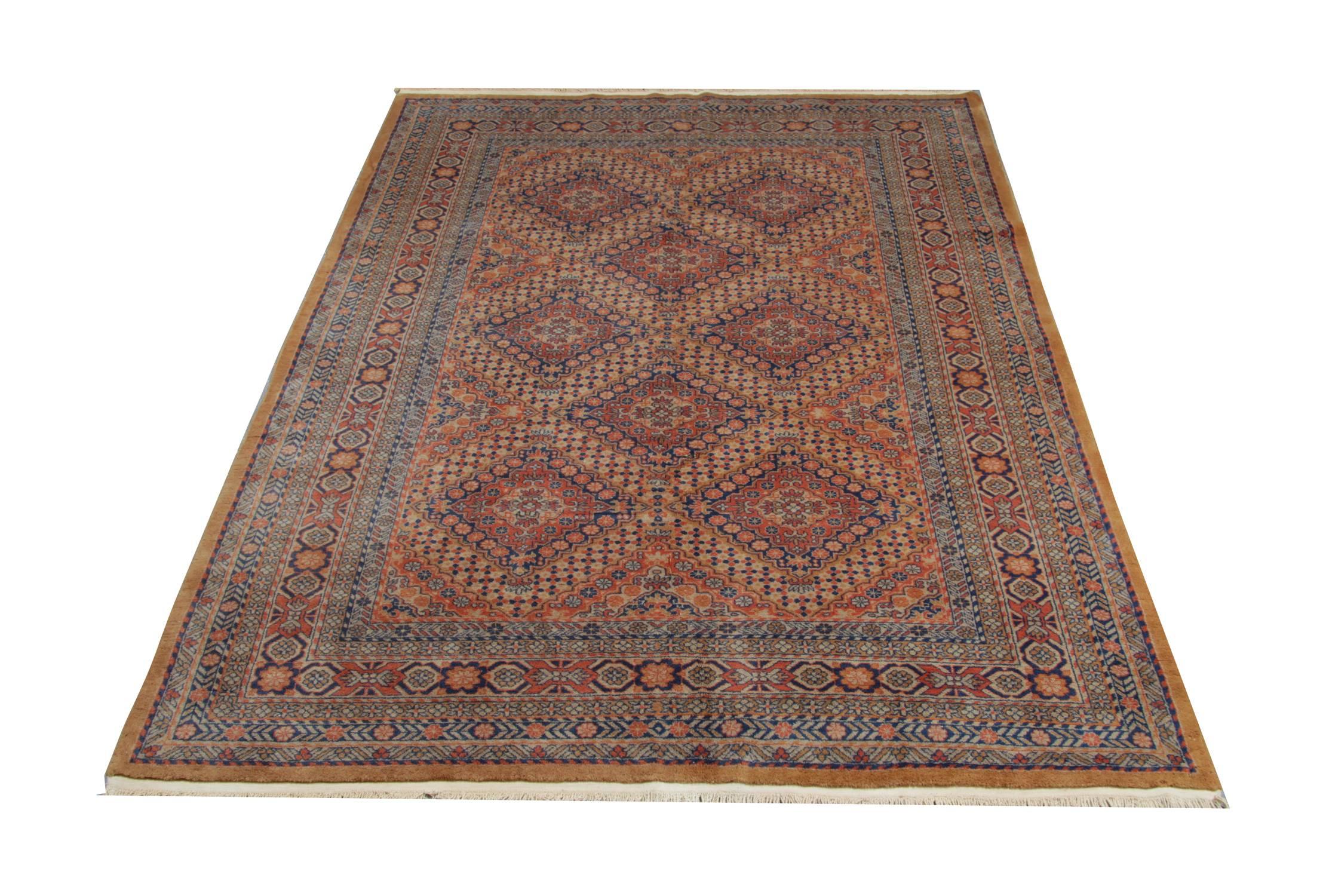 Alte indische Teppiche werden aus Wolle und Baumwolle hergestellt und für diese traditionellen Teppiche werden nur 100% natürliche Farbstoffe verwendet. Dieser geometrische Teppich ist in einem ausgezeichneten Zustand. Der graue Teppich ist