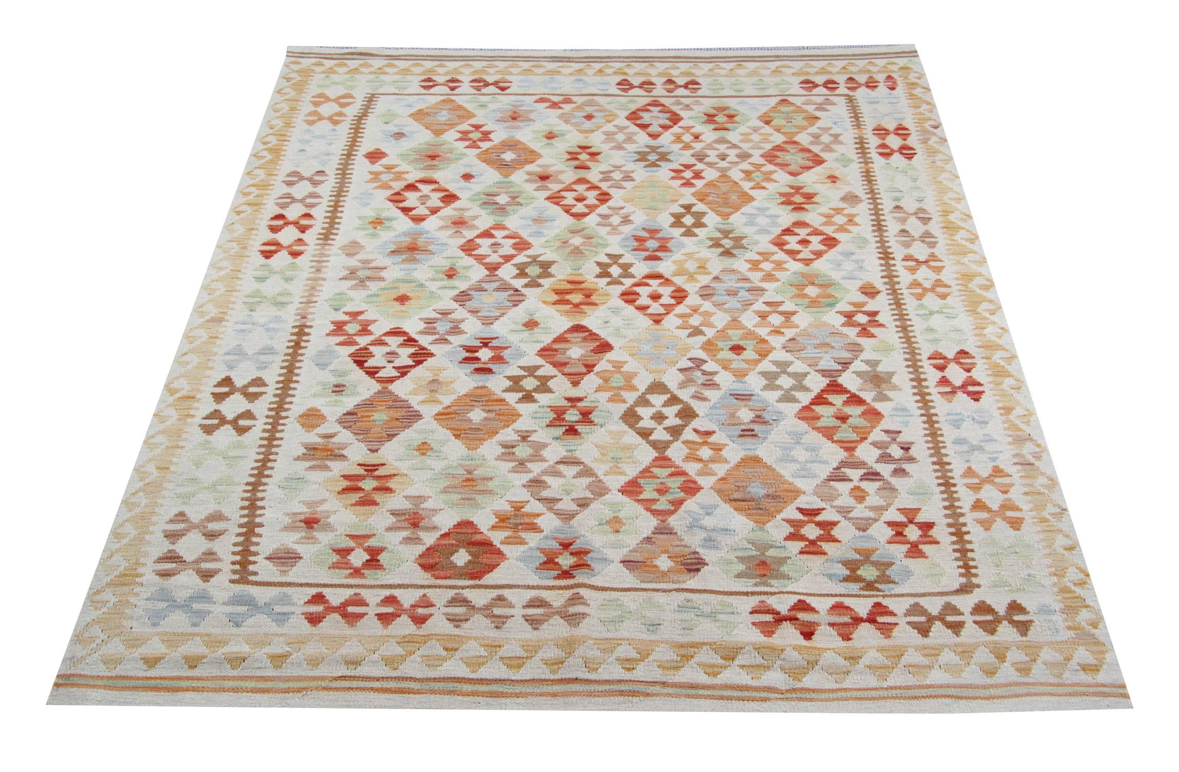 This geometric rug is a patterned rugs Kilim handmade in the North of Afghanistan by Uzbek and Turkmen tribes. The materials on these Afghan rugs used are wool and cotton, only organic dyes have been used. This cream rug shows geometric rug designs