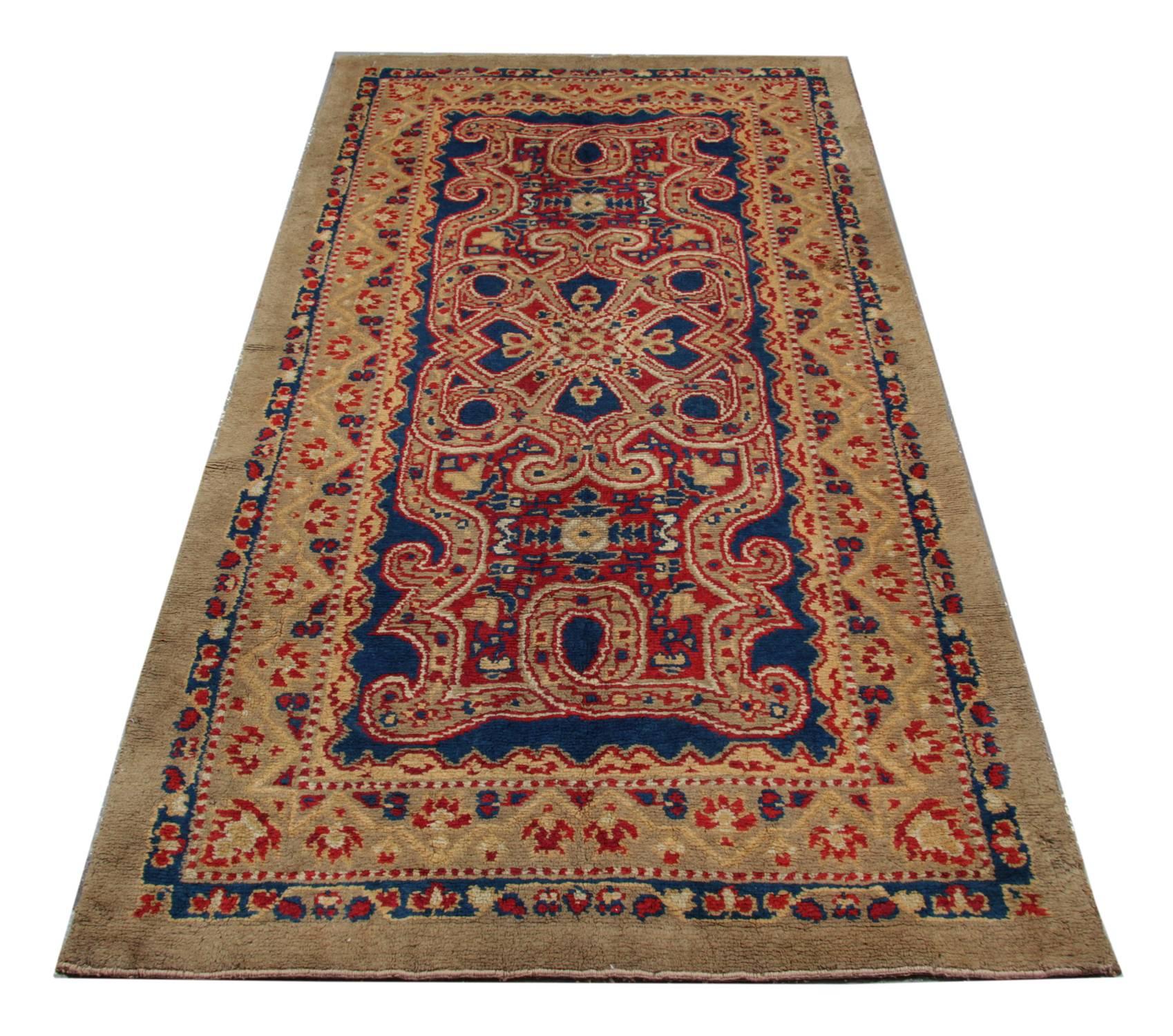 A woven rug English Axminster with a bold and elegant luxury rugs design in excellent condition.
These large living room rugs have a fascinating colour combination which would go with the classical or modern decor. This brown rug is kind of rugs and