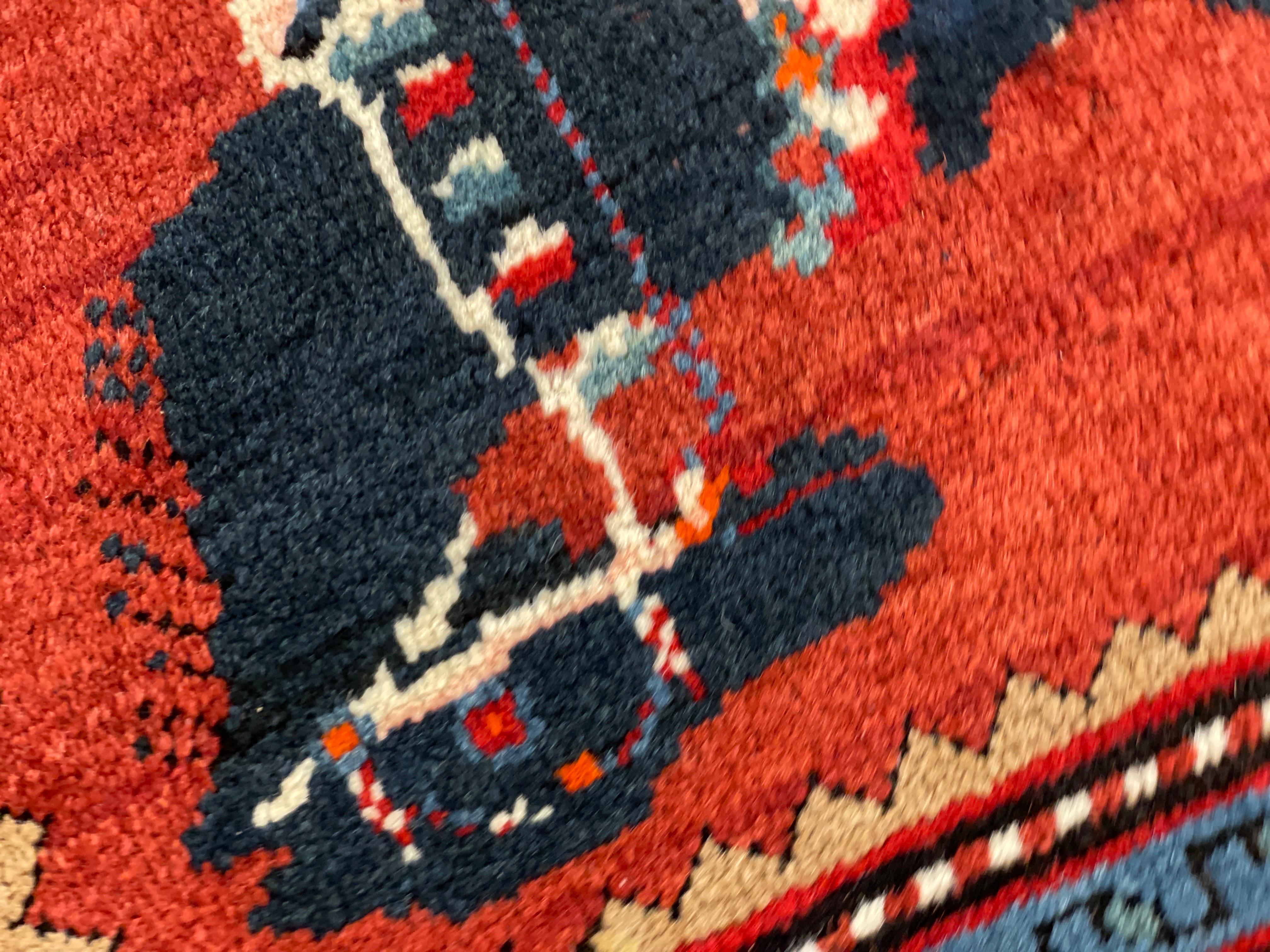 Laine Tapis anciens du Caucase Karabagh, tapis de sol rouges, tapis artisanaux à motifs d'animaux en vente