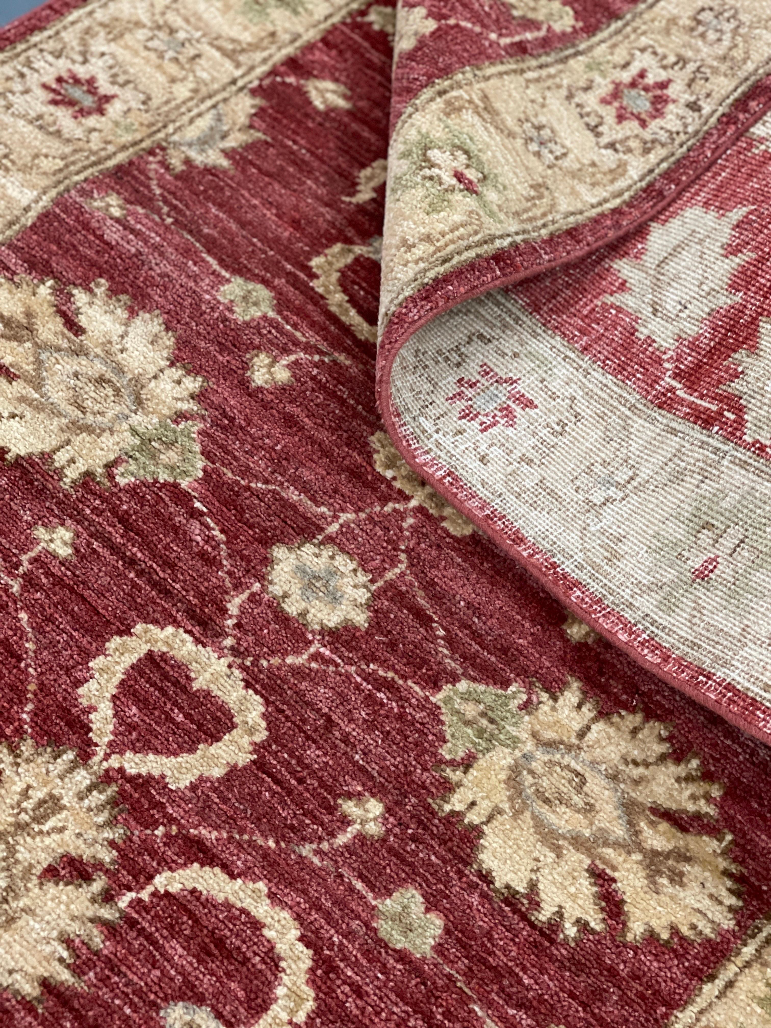 Wine Red Traditional Runner Rug, Burgundy Wool Carpet Runner Home Decor In Excellent Condition For Sale In Hampshire, GB