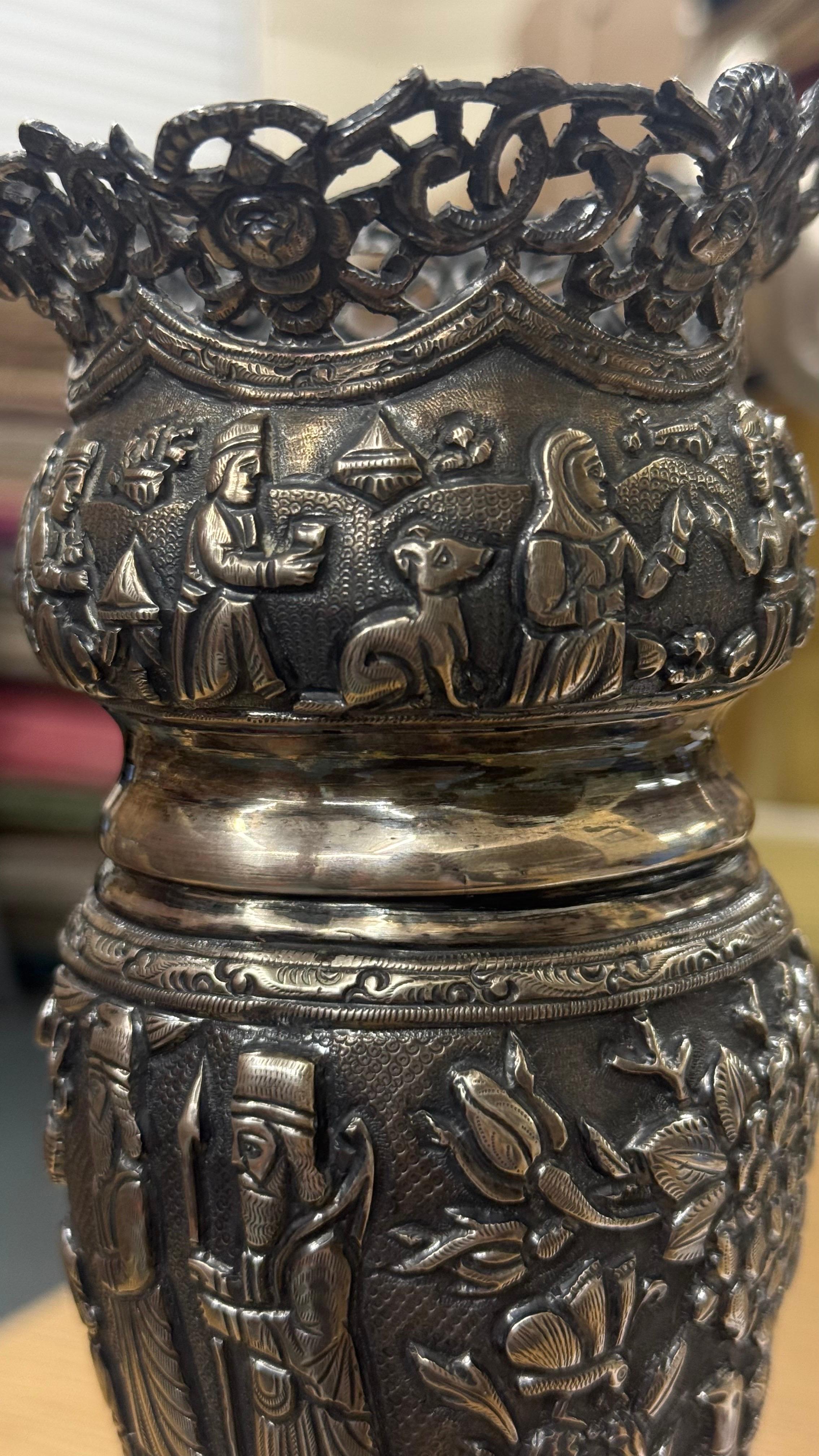 Vaso d'argento antico, Coppa decorativa tradizionale persiana Vaso Achamedian Qajar in vendita 1