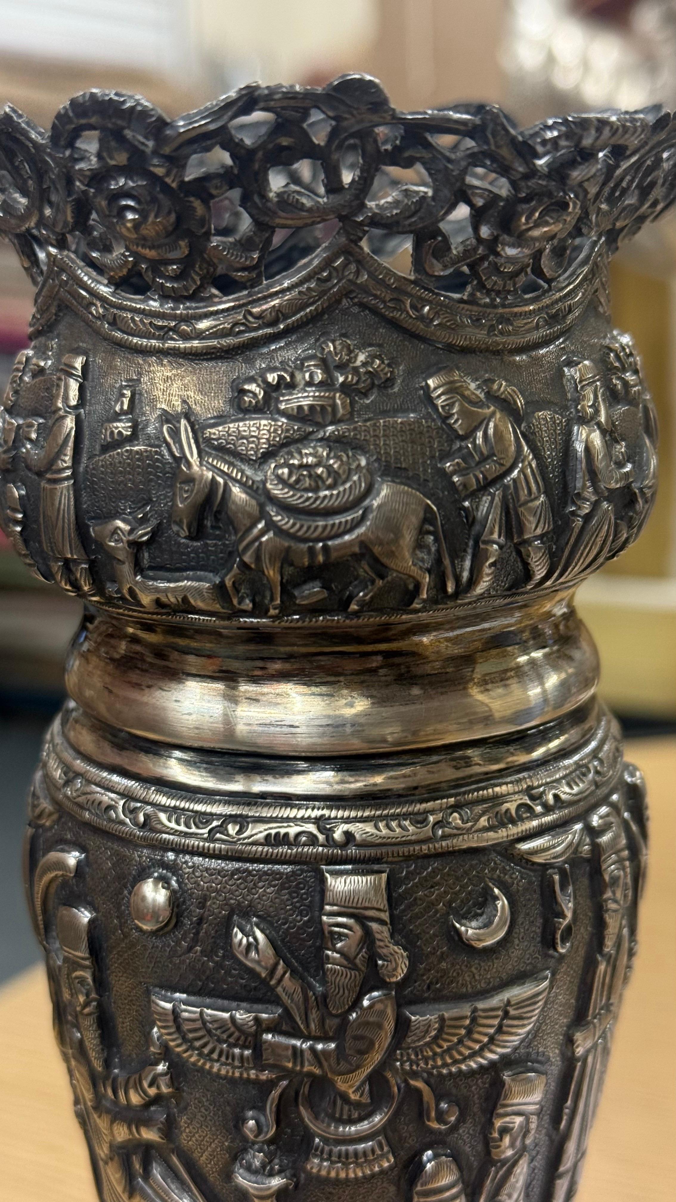 Vaso d'argento antico, Coppa decorativa tradizionale persiana Vaso Achamedian Qajar in vendita 2