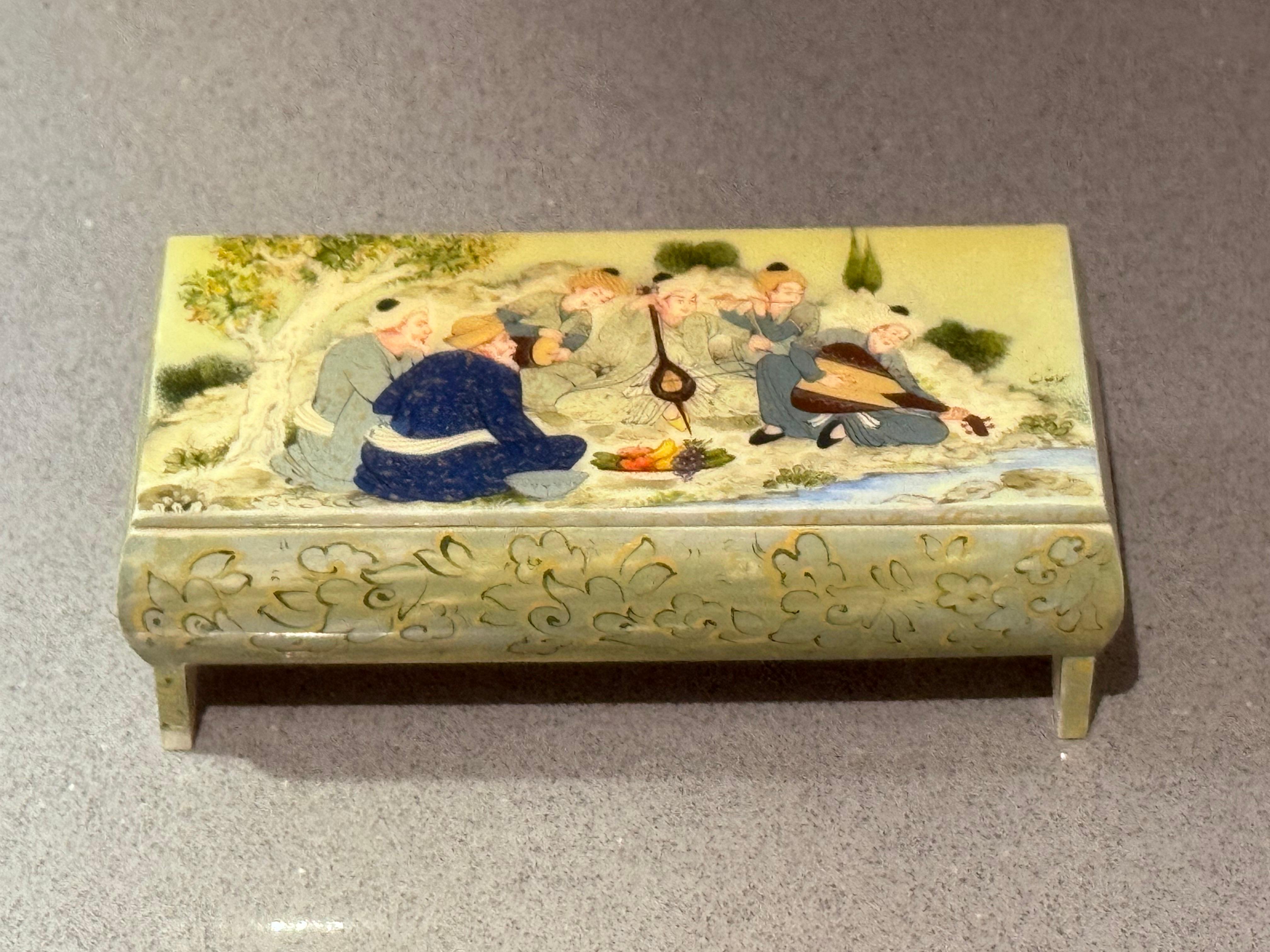 Raro oggetto antico dipinto a mano  Scatola in miniatura Multi Music Figure Jewlery Box Oro in vendita 6