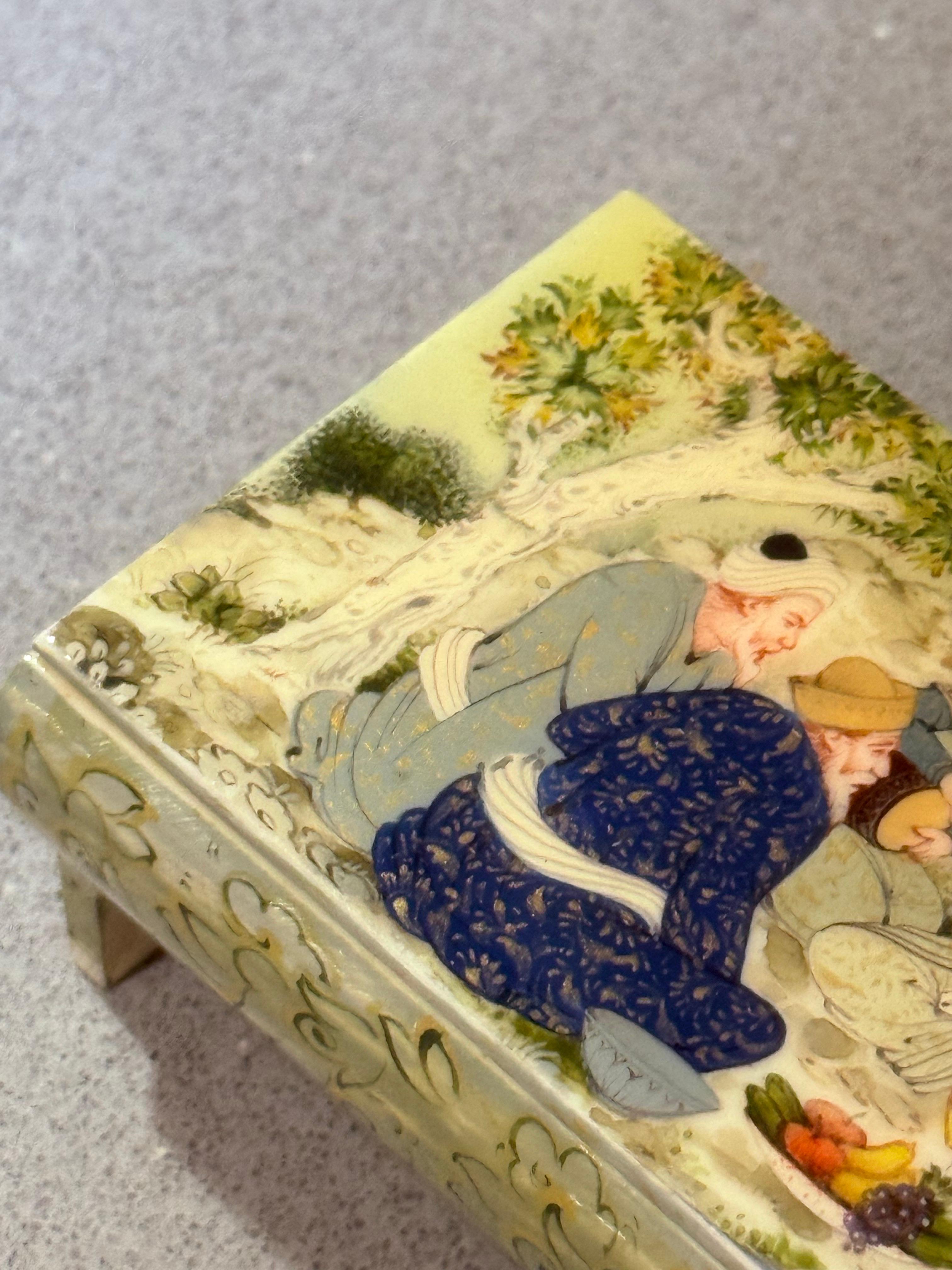 Raro oggetto antico dipinto a mano  Scatola in miniatura Multi Music Figure Jewlery Box Oro in vendita 7