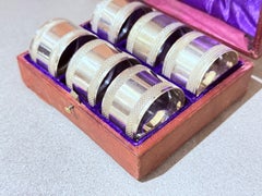 Anneaux de serviette anciens en argent anglais Set of 6 & Original Case Ornate Engraved