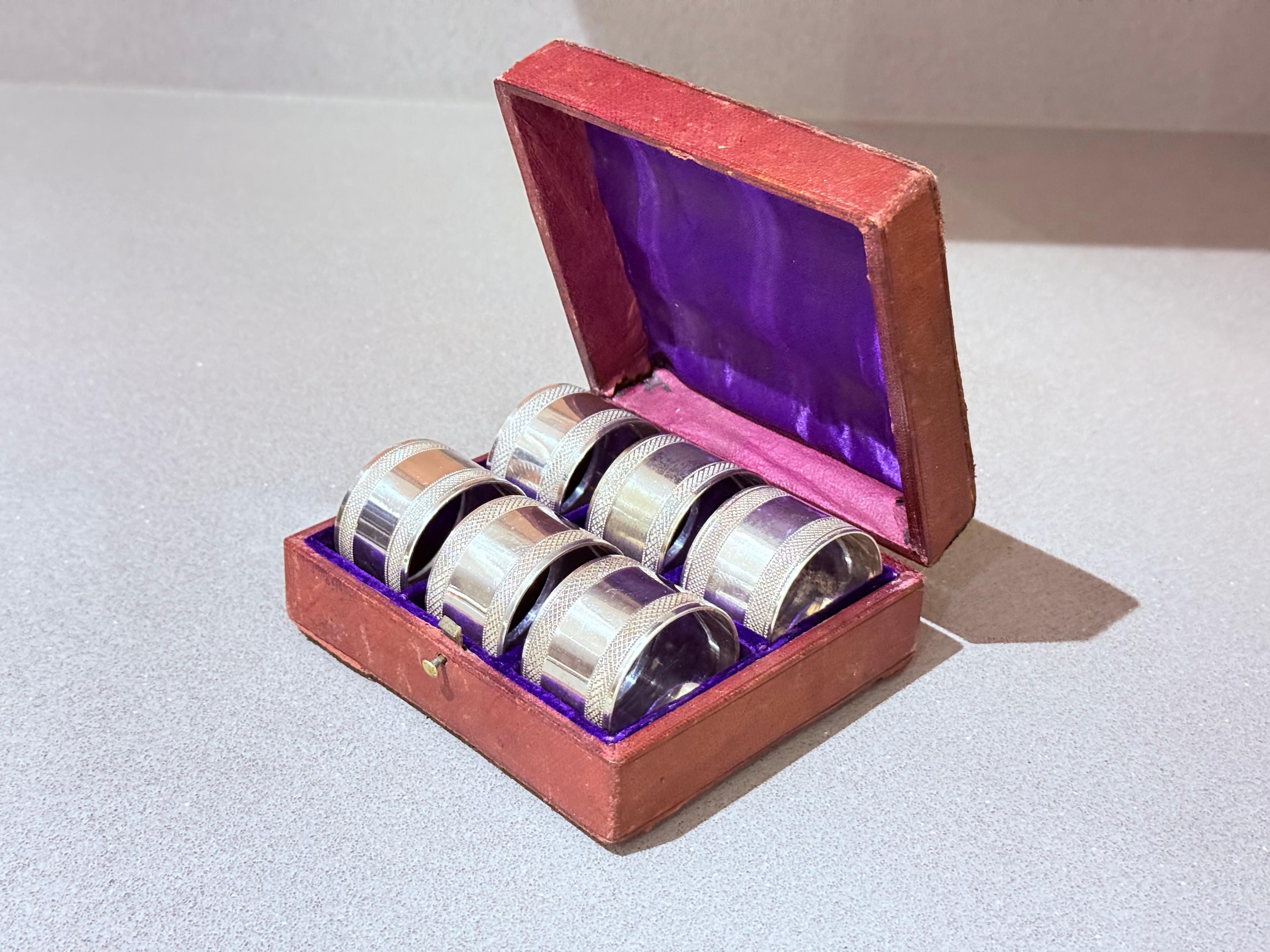 Art Déco Antico set di 6 portatovaglioli d'argento inglese e astuccio originale con incisione ornata in vendita