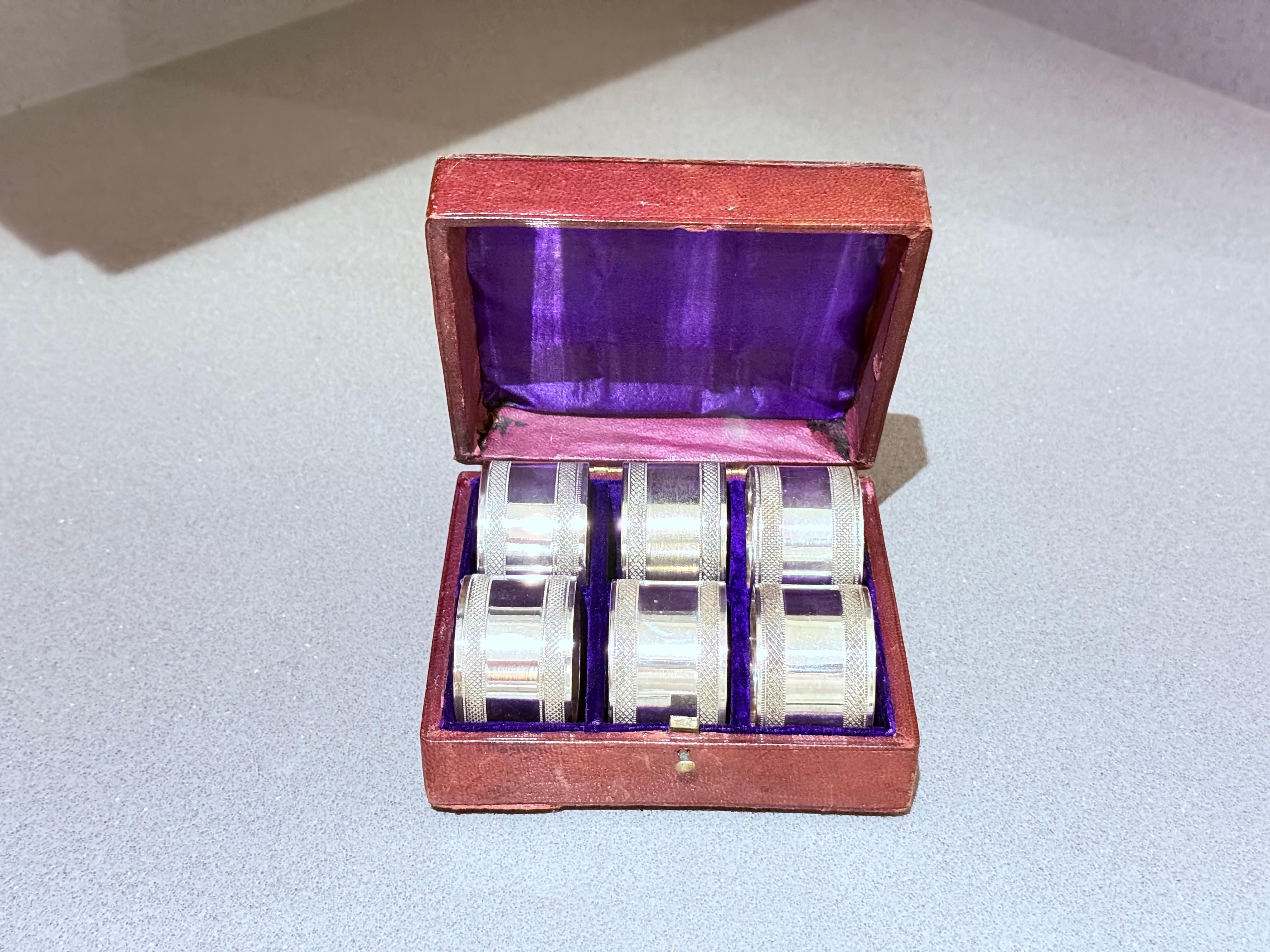 Britannico Antico set di 6 portatovaglioli d'argento inglese e astuccio originale con incisione ornata in vendita