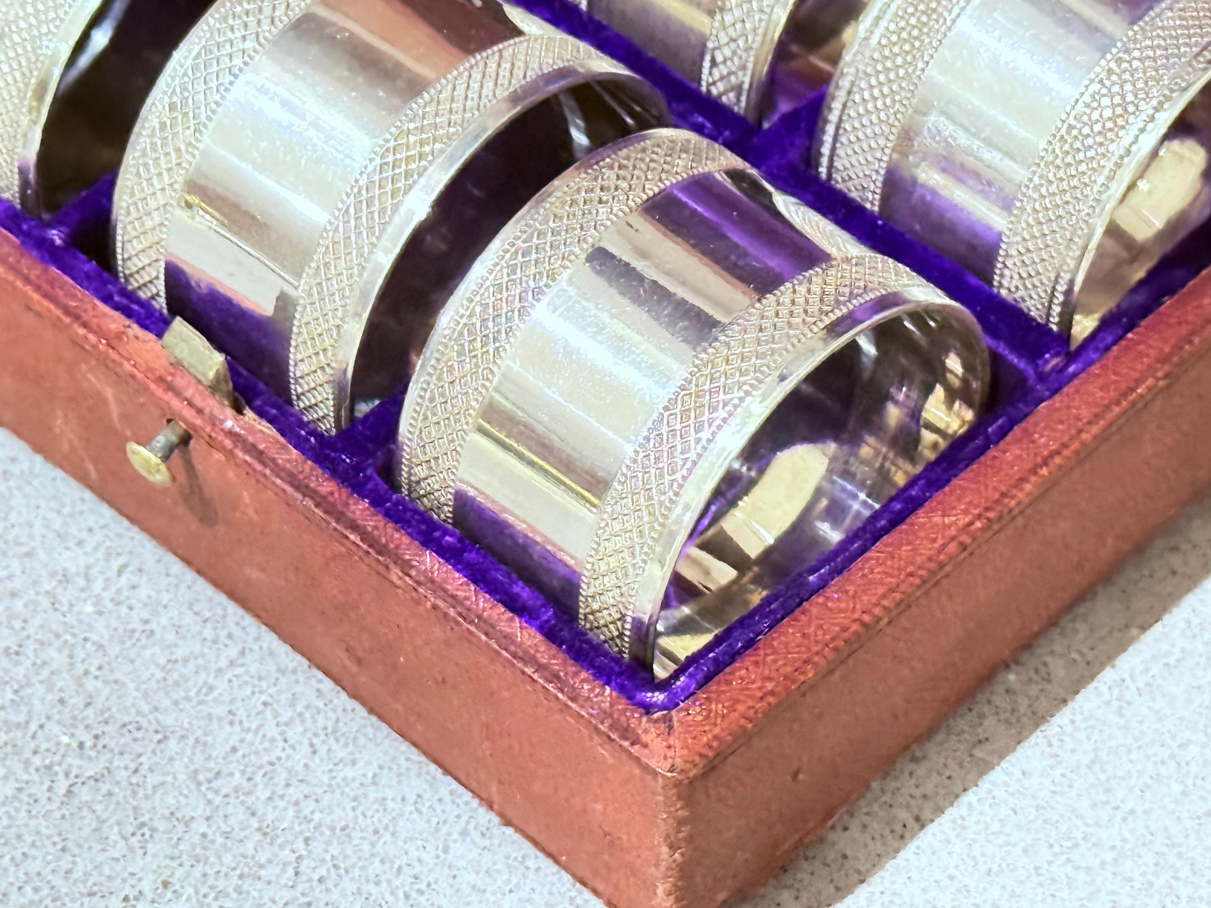 Antico set di 6 portatovaglioli d'argento inglese e astuccio originale con incisione ornata In condizioni ottime in vendita a Wembley, GB