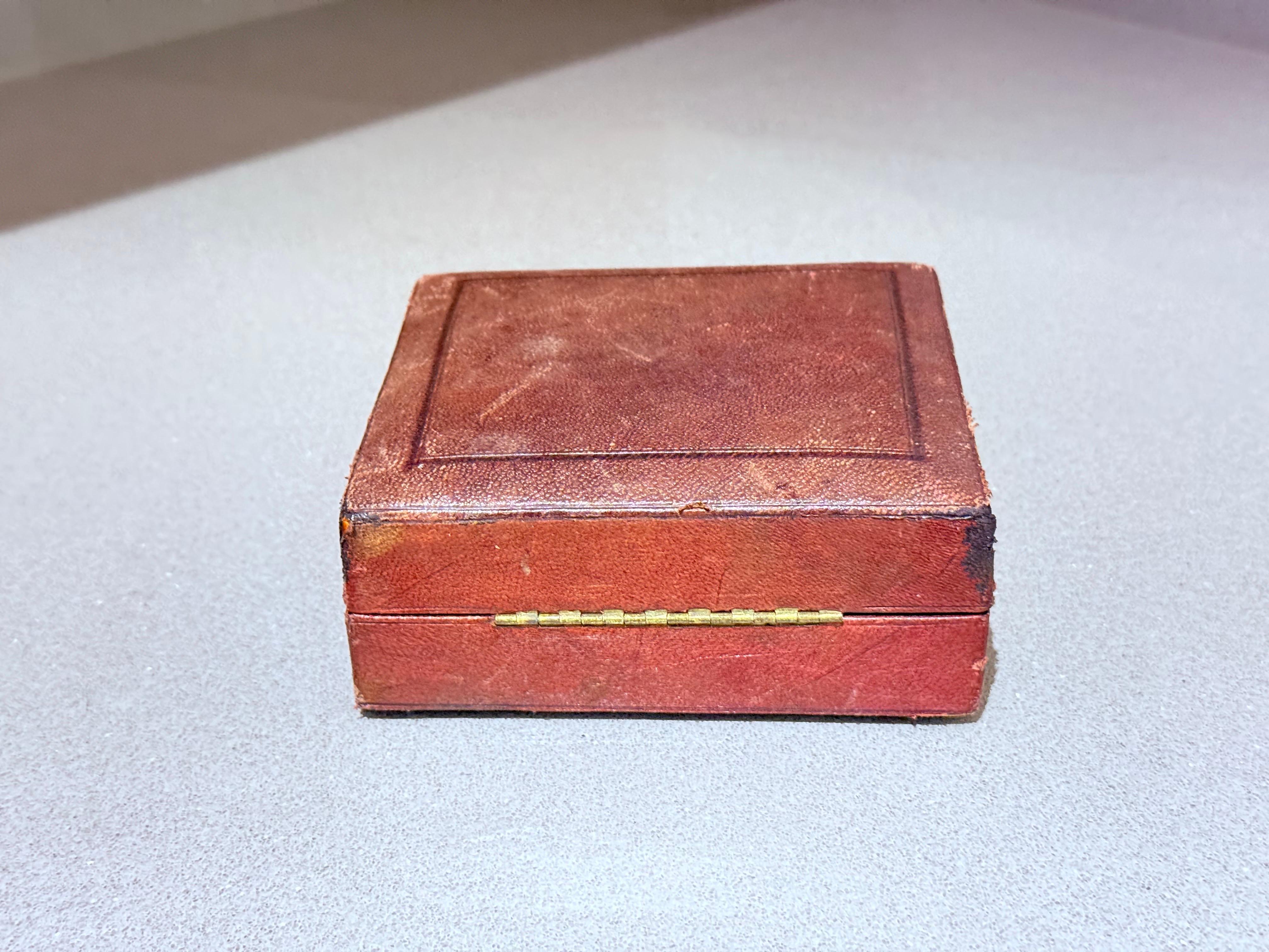 Inizio XX secolo Antico set di 6 portatovaglioli d'argento inglese e astuccio originale con incisione ornata in vendita