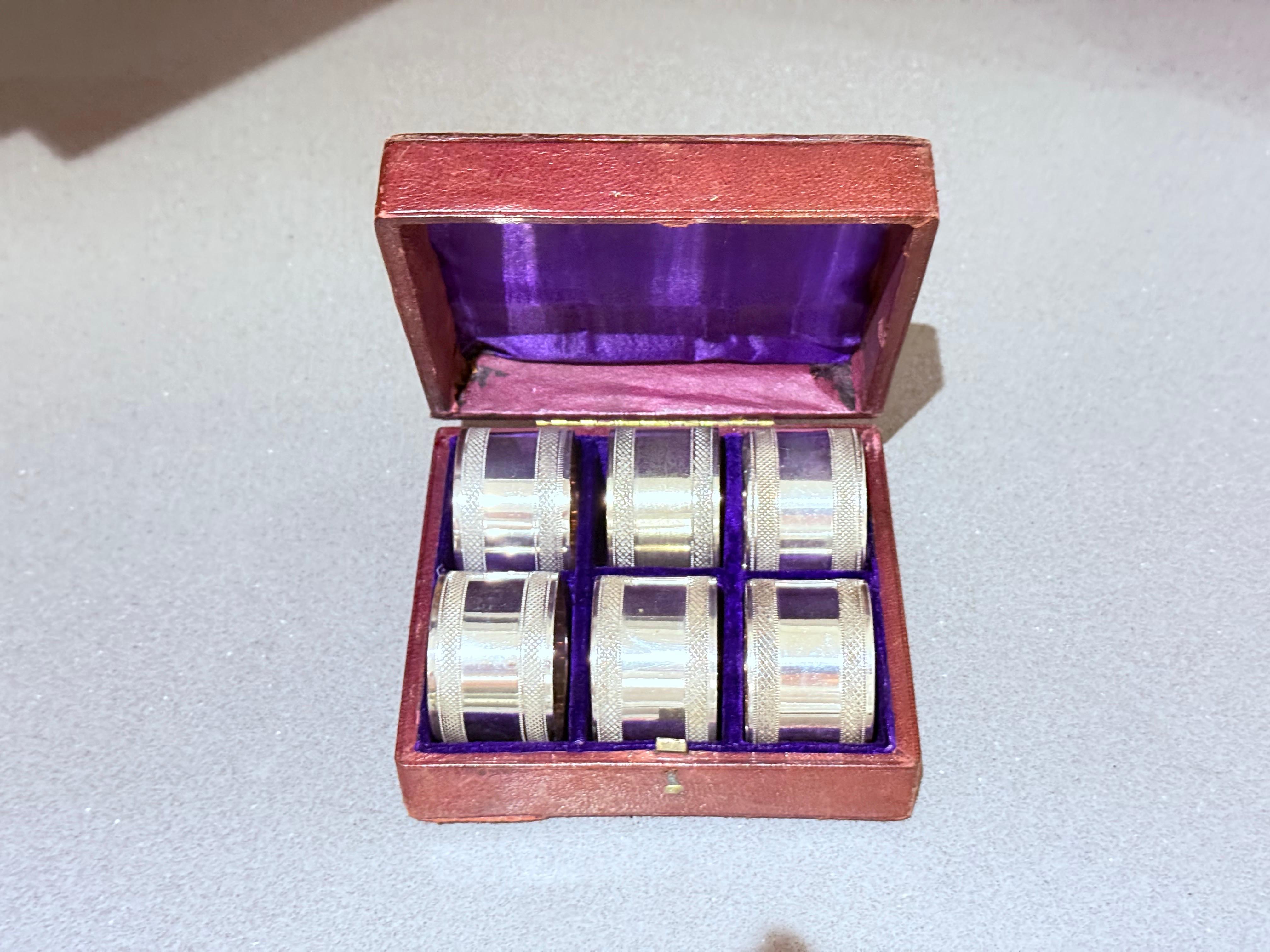 Metallo Antico set di 6 portatovaglioli d'argento inglese e astuccio originale con incisione ornata in vendita