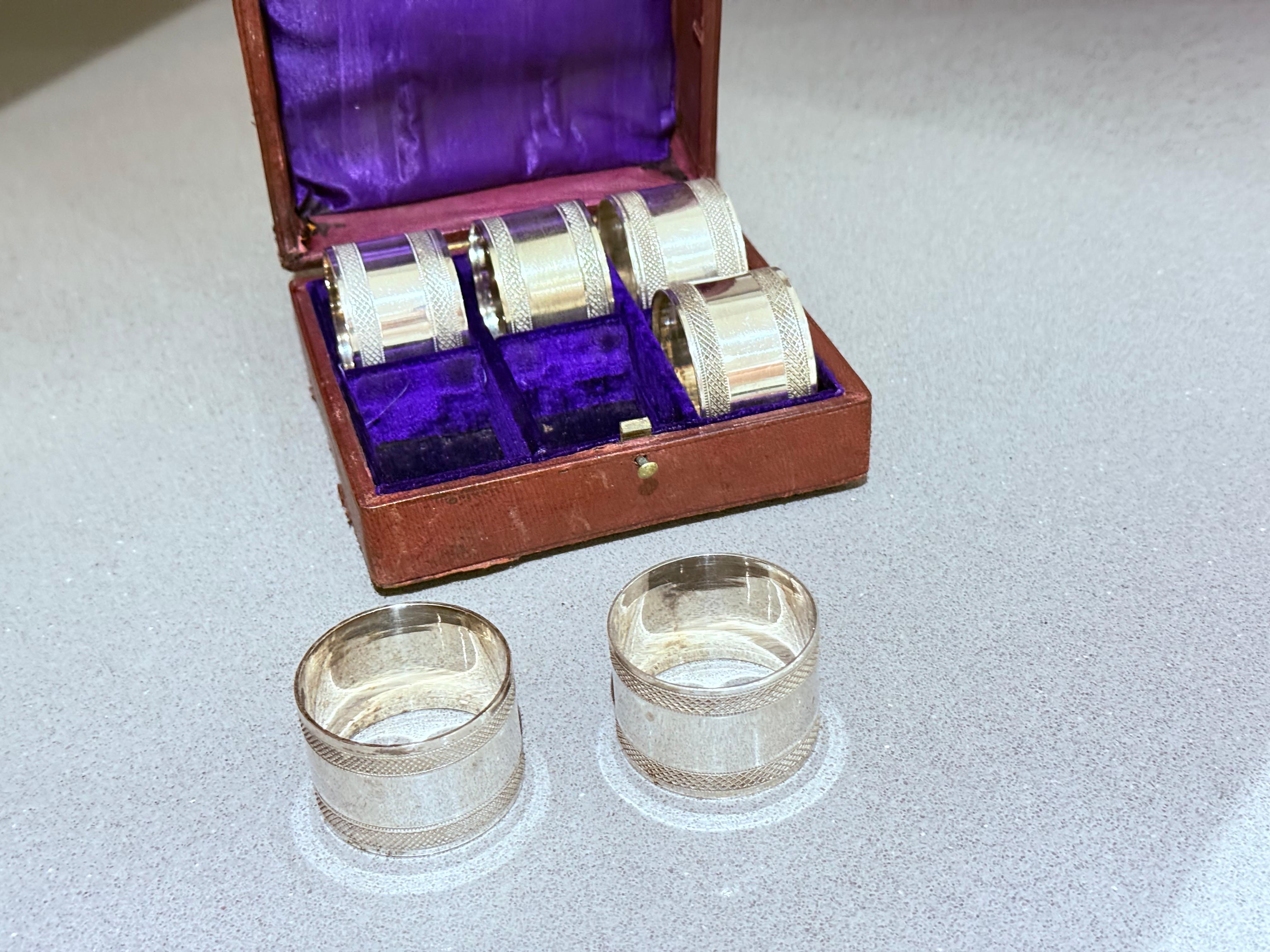 Antico set di 6 portatovaglioli d'argento inglese e astuccio originale con incisione ornata in vendita 2