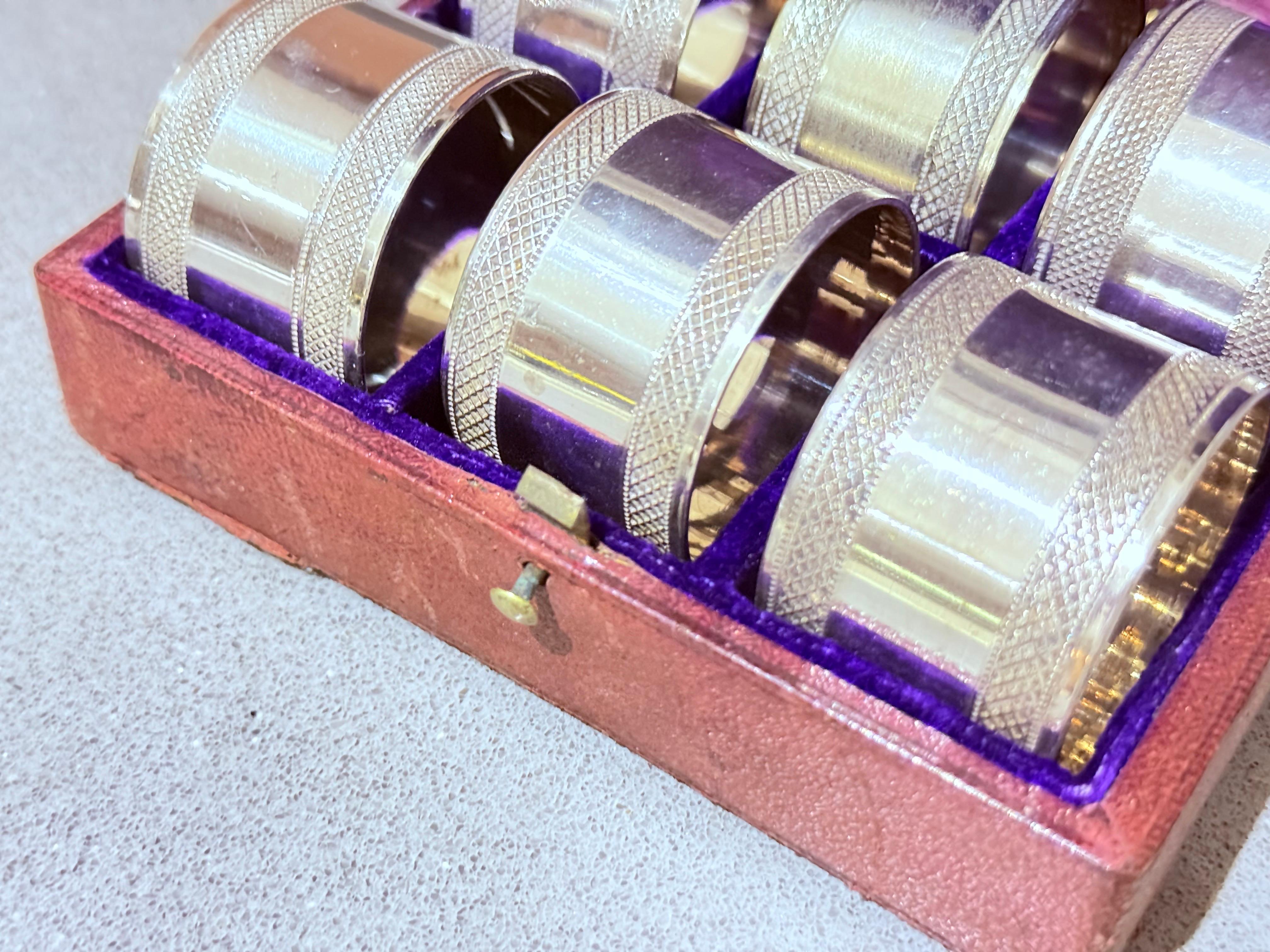 Antico set di 6 portatovaglioli d'argento inglese e astuccio originale con incisione ornata in vendita 3