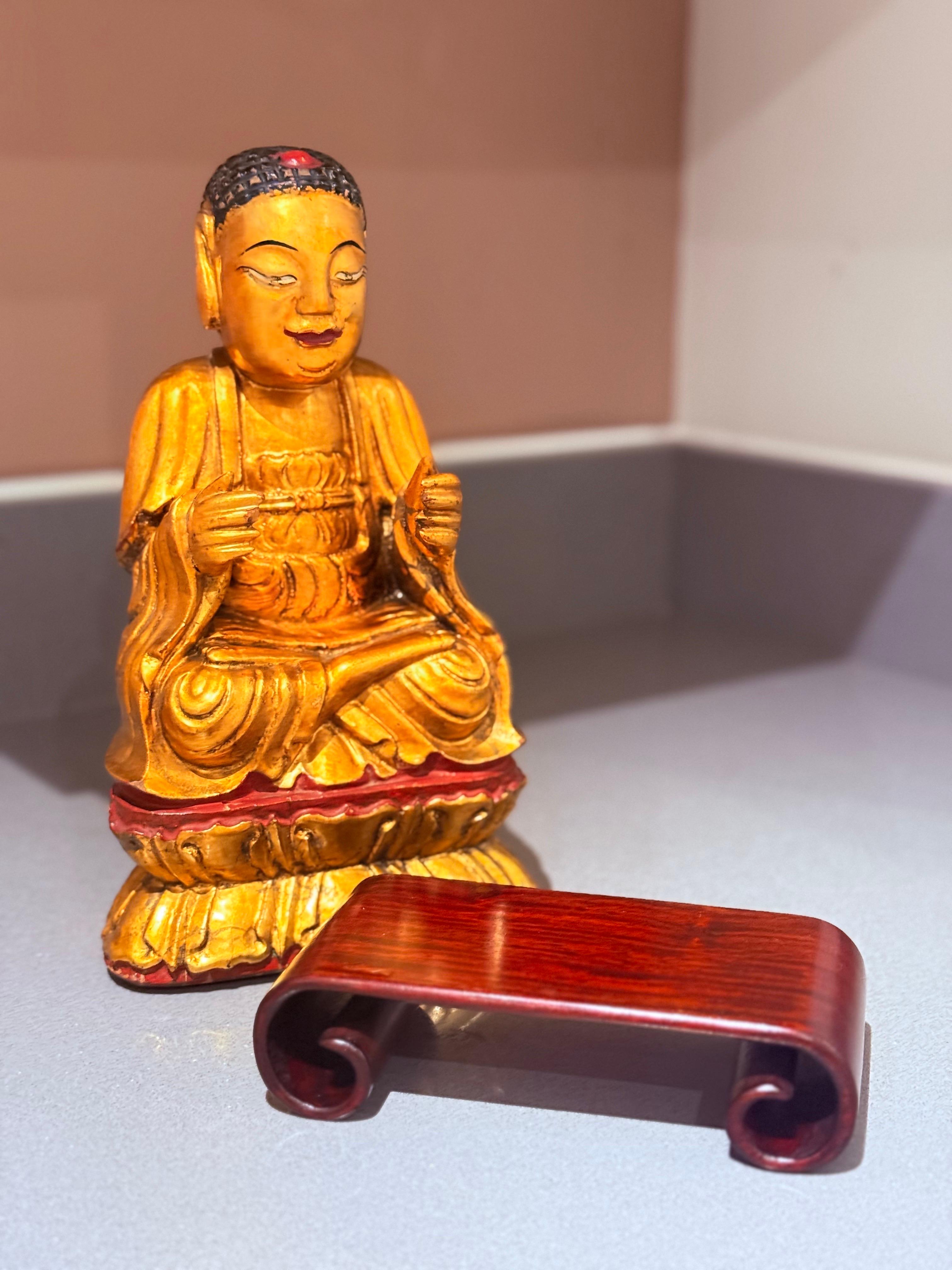 Antico Buddha seduto Amitābha Vietnam c.1900, scultura in legno dorato su loto in vendita 1