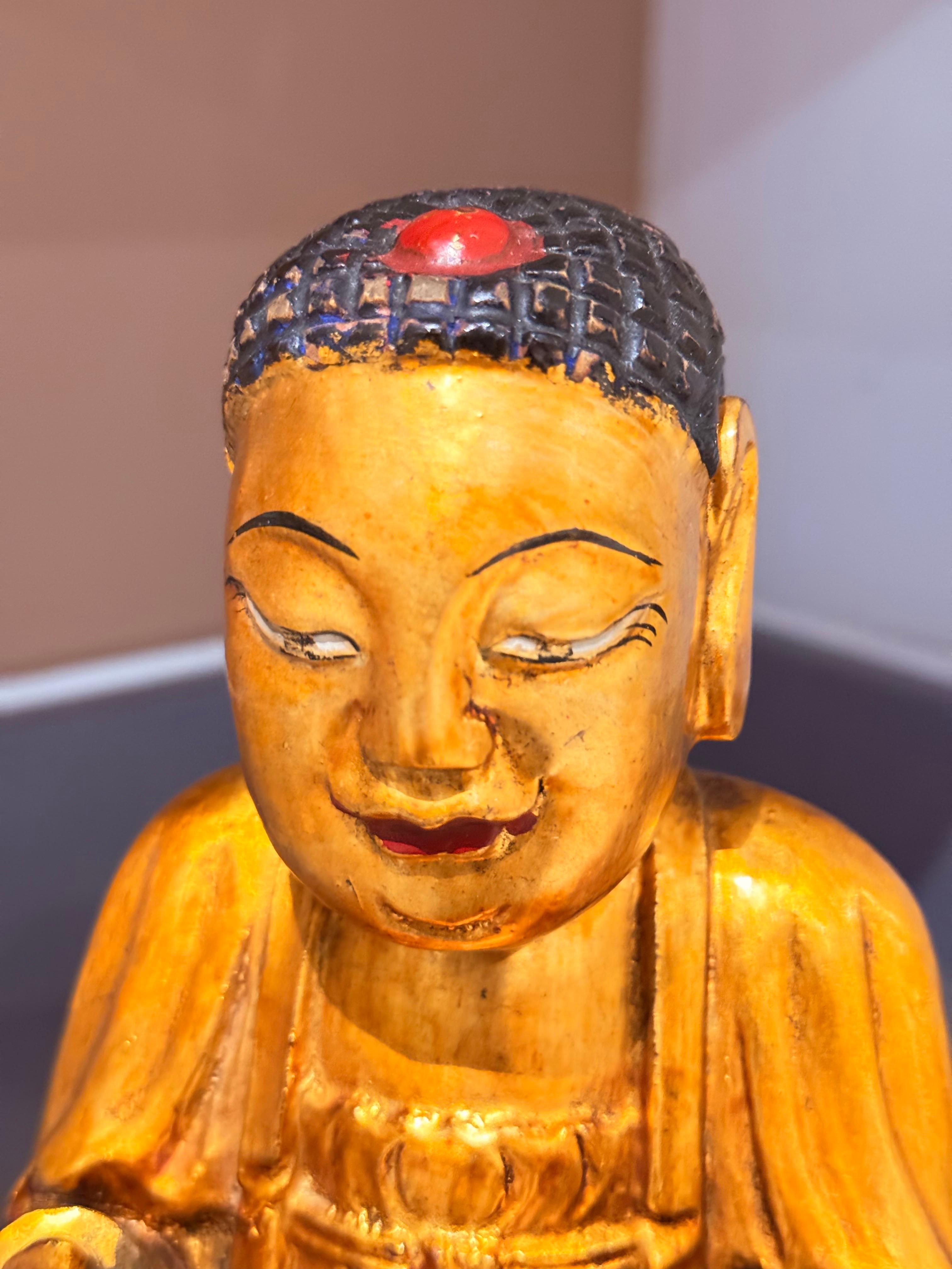 Antico Buddha seduto Amitābha Vietnam c.1900, scultura in legno dorato su loto in vendita 2