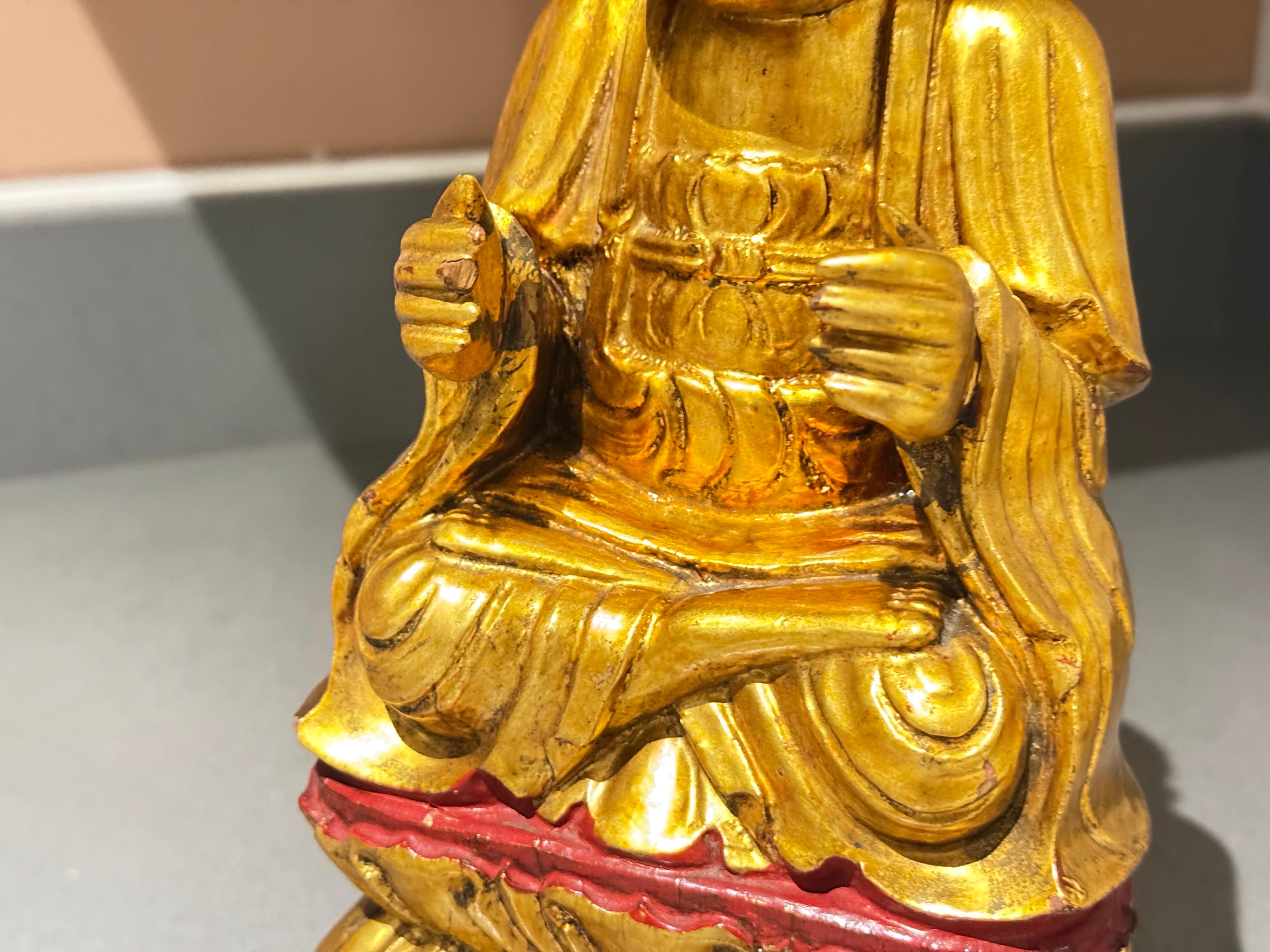 Antico Buddha seduto Amitābha Vietnam c.1900, scultura in legno dorato su loto in vendita 3
