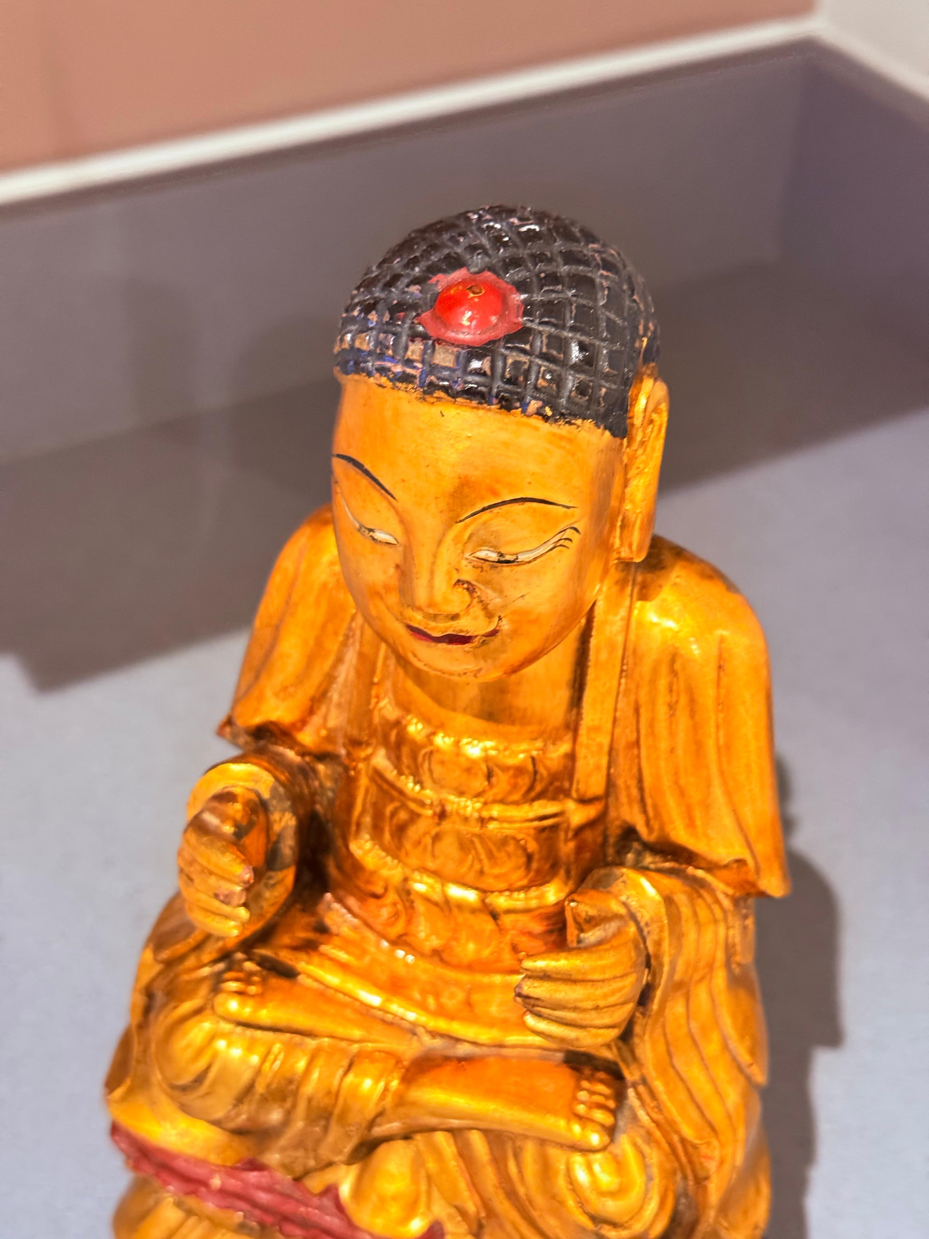 Antico Buddha seduto Amitābha Vietnam c.1900, scultura in legno dorato su loto in vendita 4