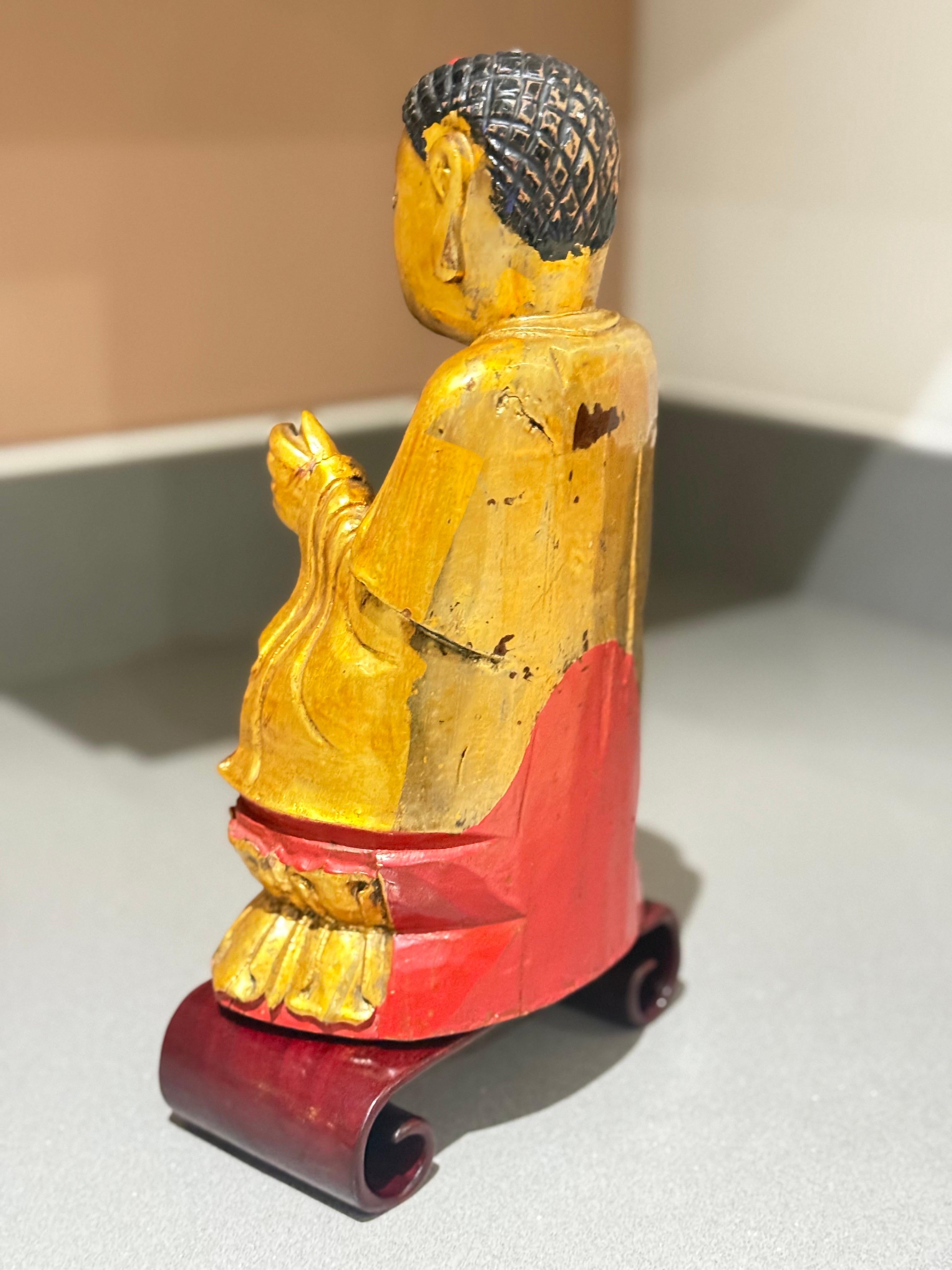 Antico Buddha seduto Amitābha Vietnam c.1900, scultura in legno dorato su loto in vendita 5