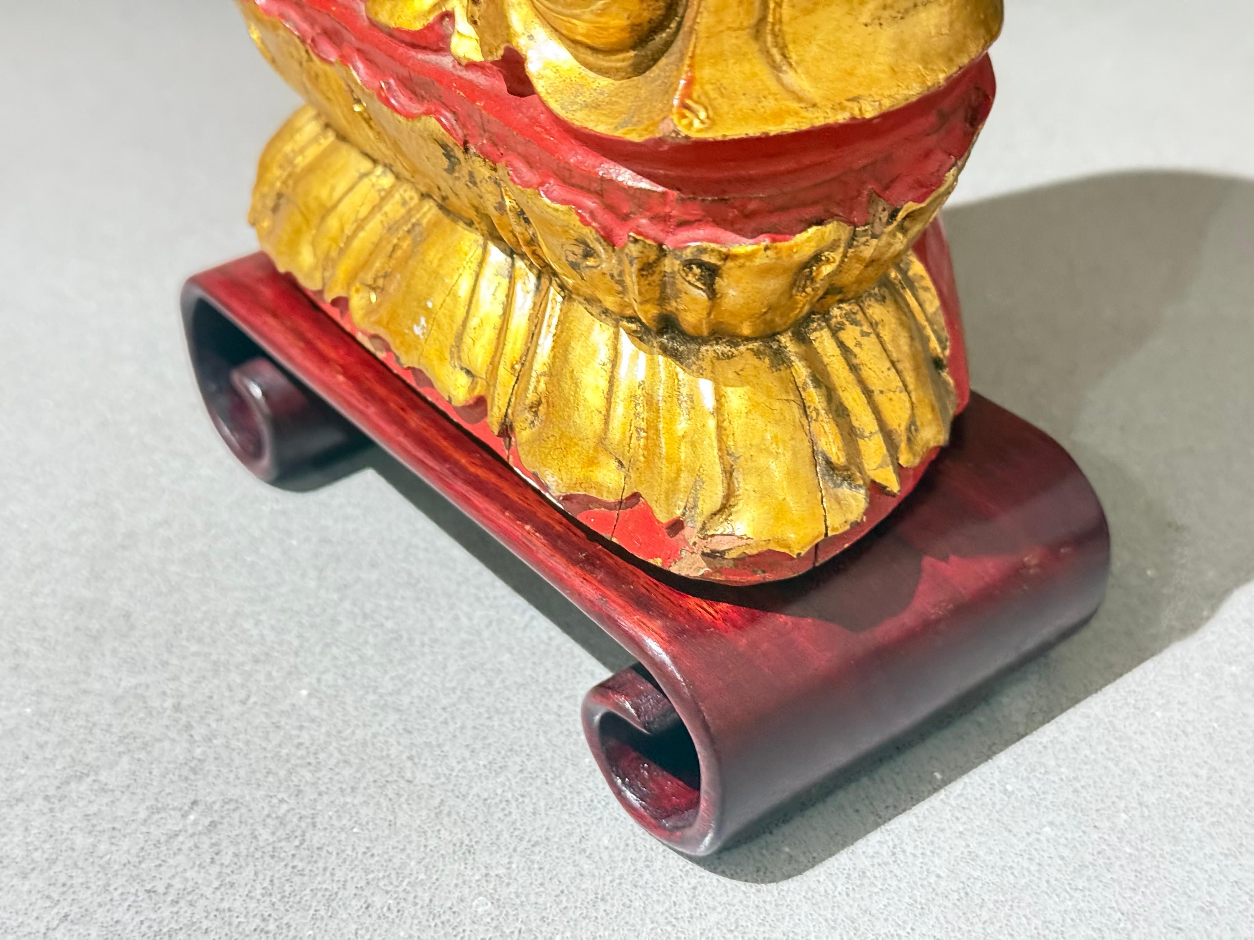 Antico Buddha seduto Amitābha Vietnam c.1900, scultura in legno dorato su loto in vendita 6