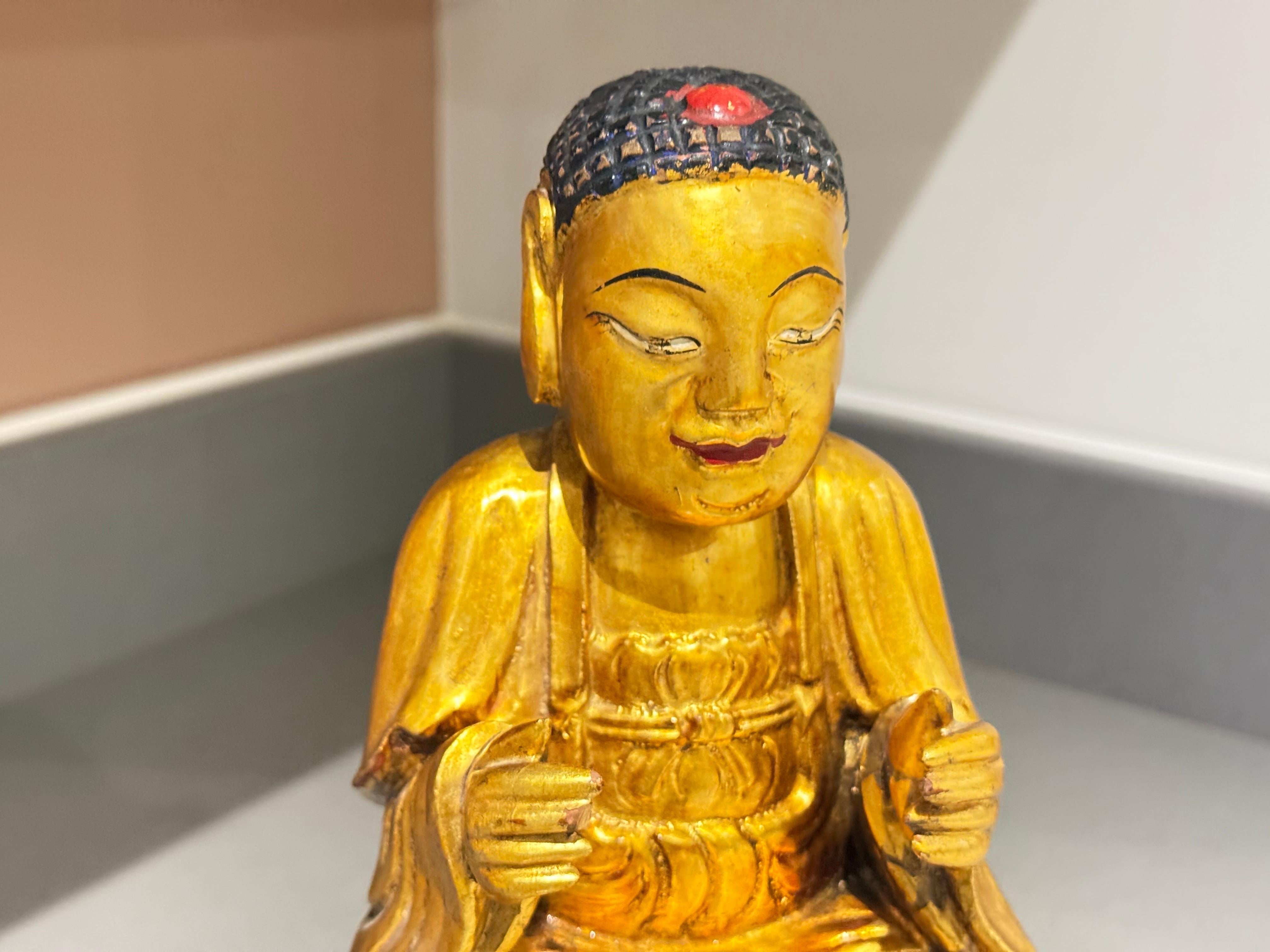 Antico Buddha seduto Amitābha Vietnam c.1900, scultura in legno dorato su loto in vendita 7