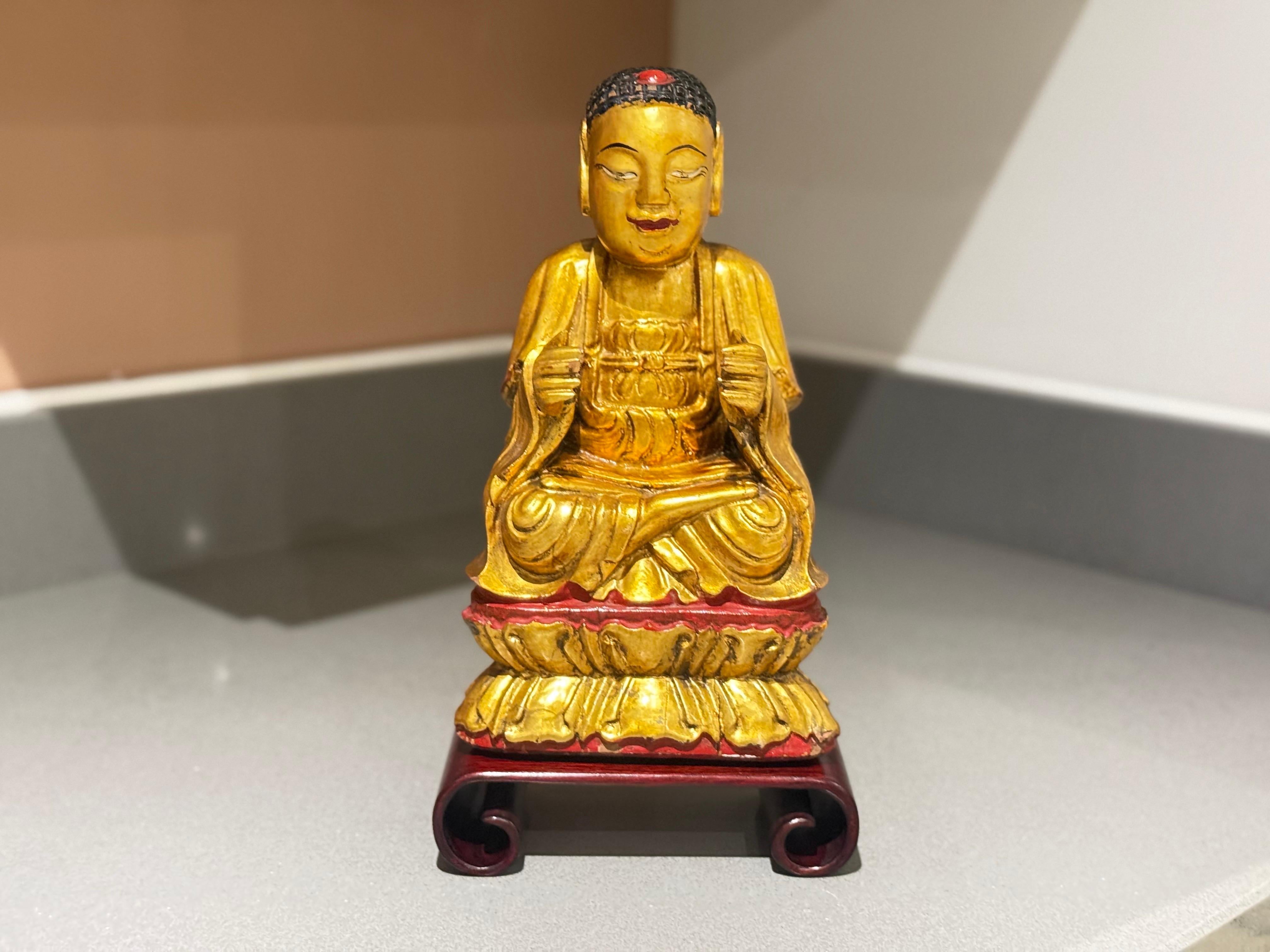 Antico Buddha seduto Amitābha Vietnam c.1900, scultura in legno dorato su loto in vendita 8