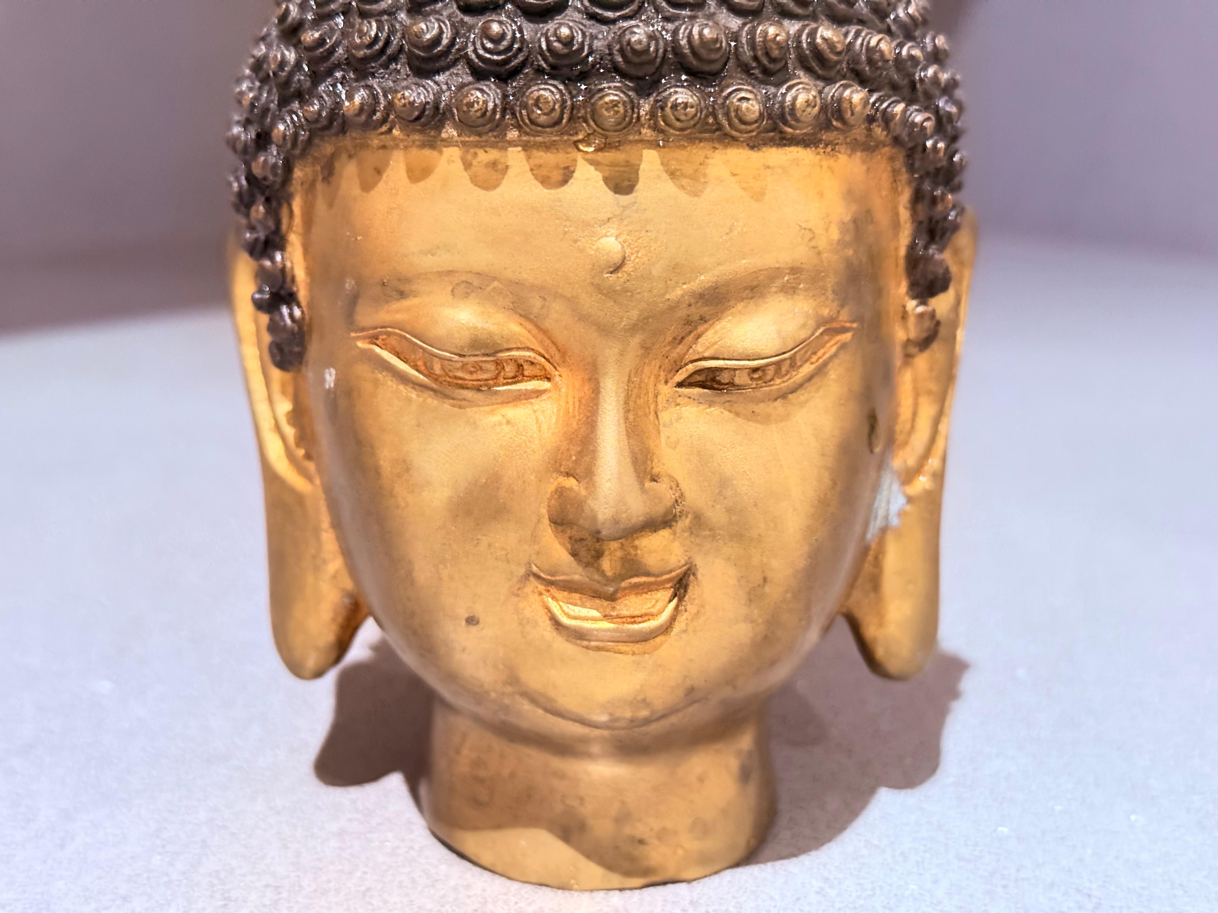 Antike vergoldete Bronze Buddha Kopf asiatische Skulptur, Home Decorative spirituelle Kunst im Angebot 2