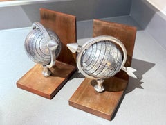 Par de Sujetalibros Atlas Globe del Siglo XX Figurita de Bronce y Madera de Sujetalibros