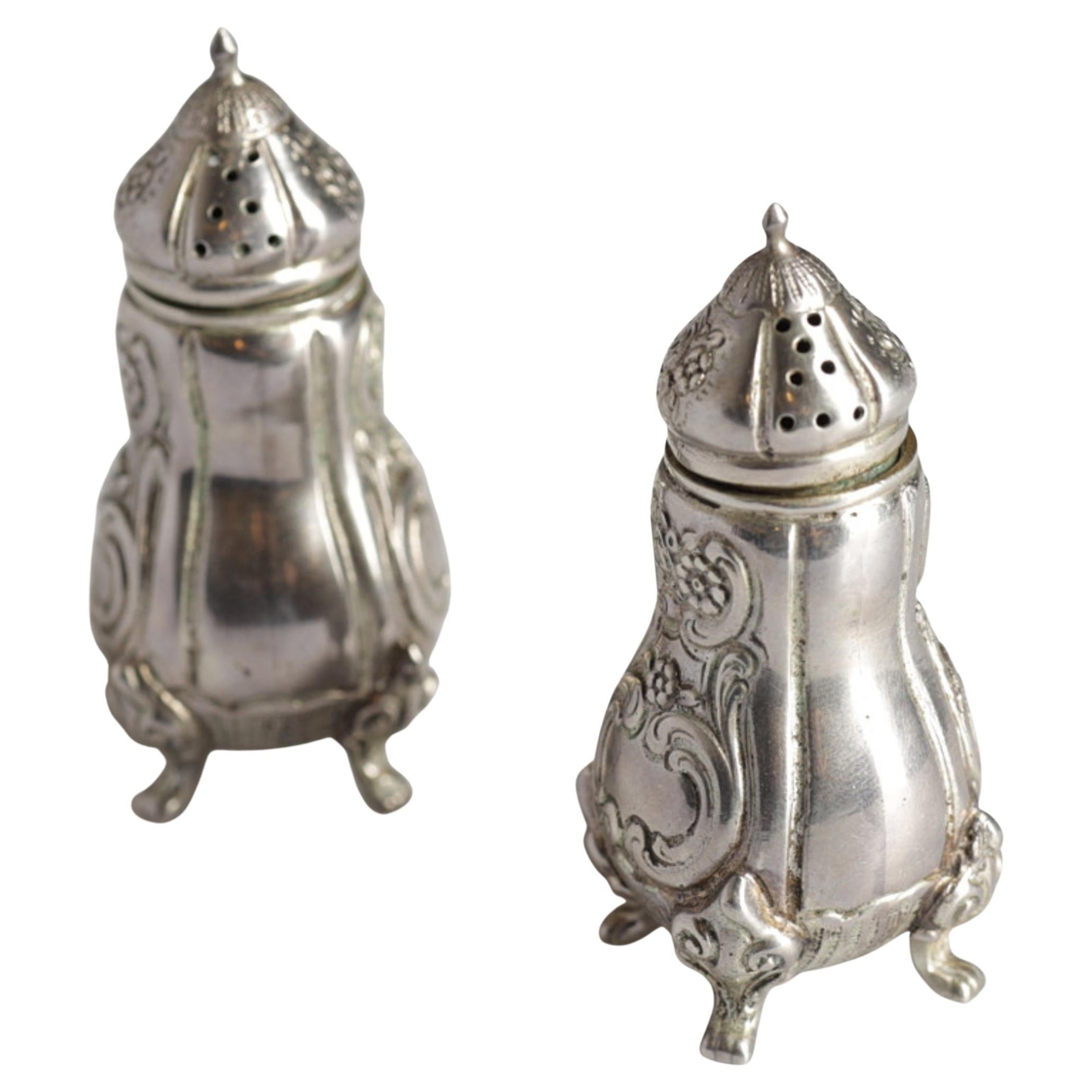 Paire de salière et poivrière décorative en argent ancien de style rococo en vente
