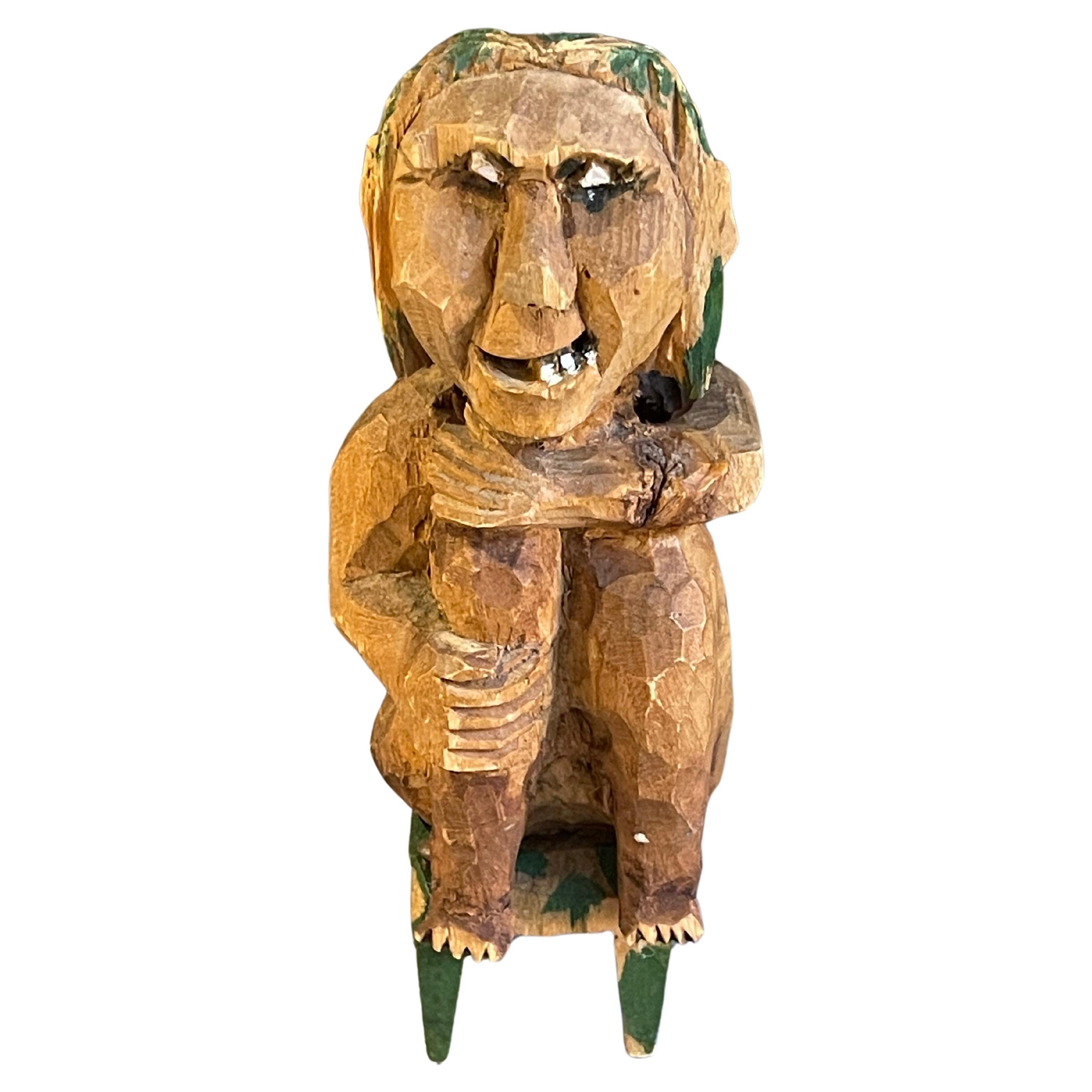 Escultura antigua de madera Figura decorativa Figura sentada sobre taburete Sueca en venta