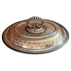 Plat de service couvert en métal argenté ancien avec poignée ornée et décor gravé