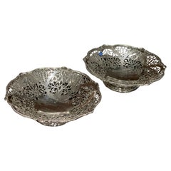 Antico cesto di frutta traforato in argento con manico a tortiglione