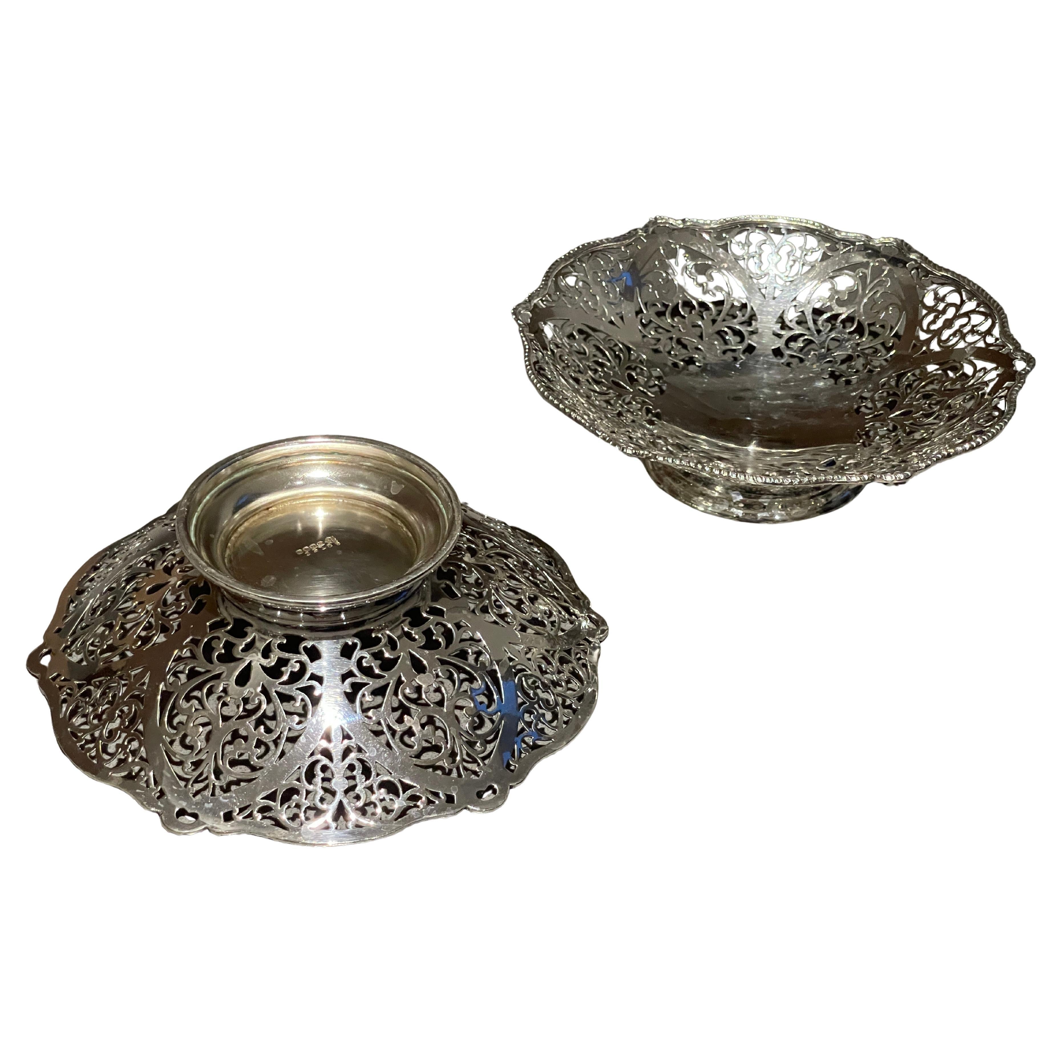 Antico cesto di frutta traforato in argento con manico a tortiglione in vendita