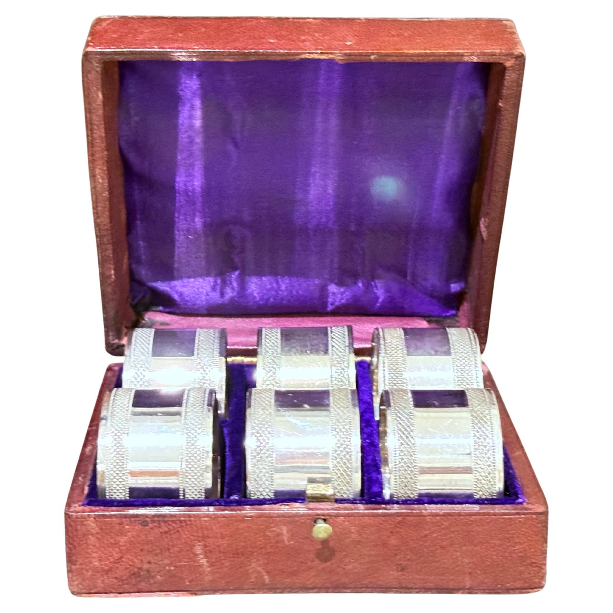 Antico set di 6 portatovaglioli d'argento inglese e astuccio originale con incisione ornata in vendita